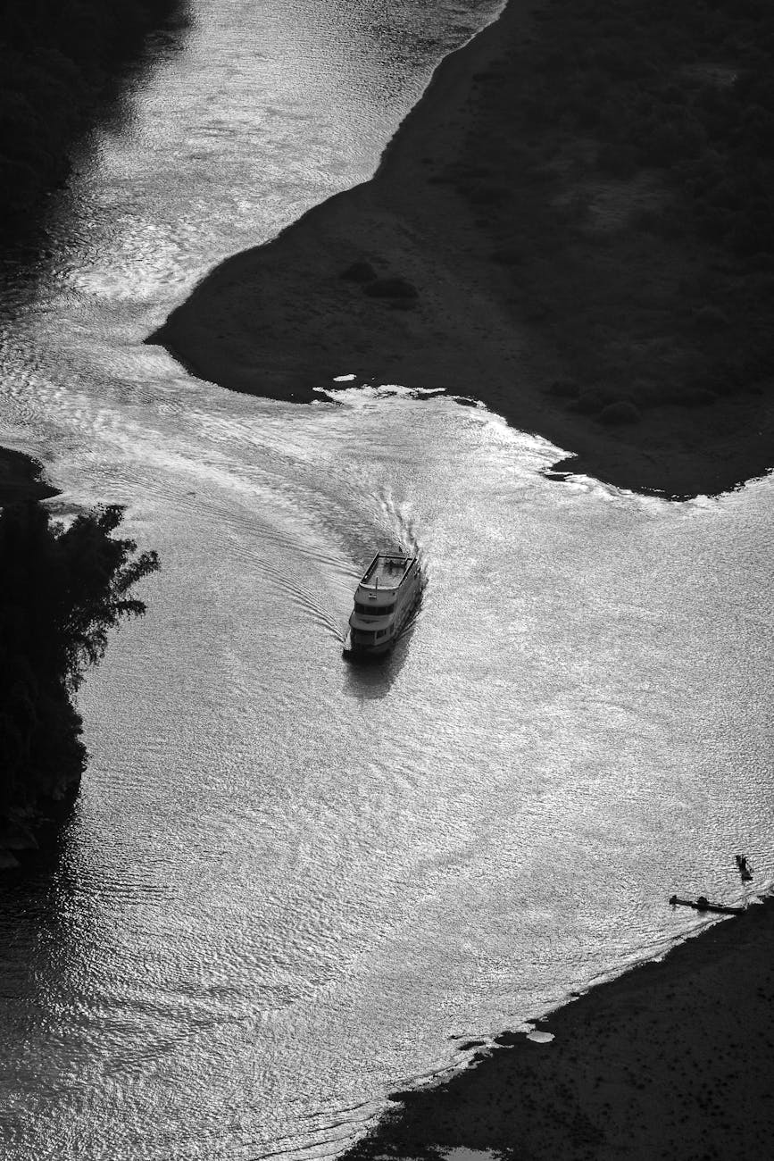 Boat cruising the river in Guilin, Guangxi.