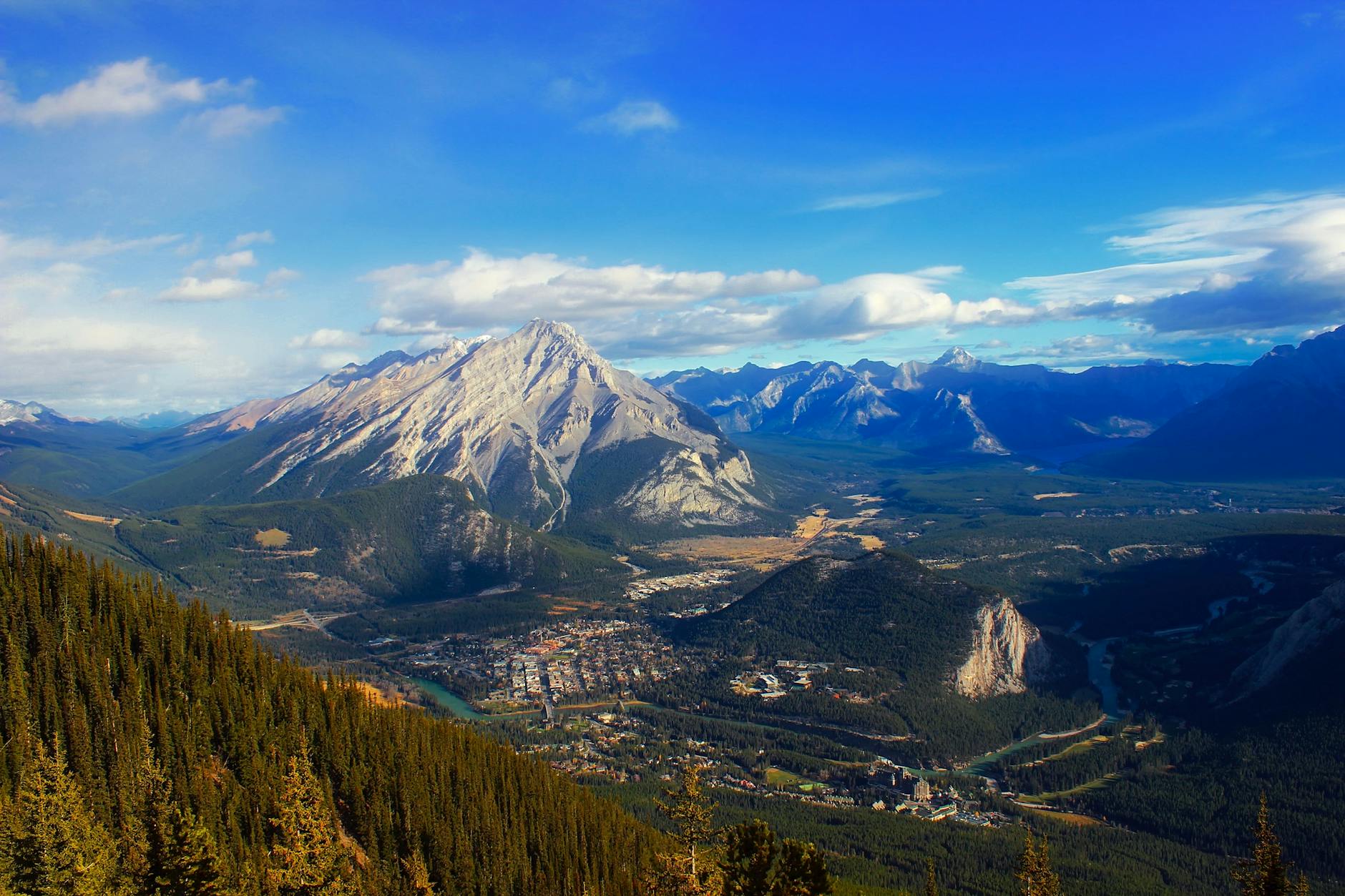 Scenic aerial view of the majestic mountains and lush forests in Banff, Canada.