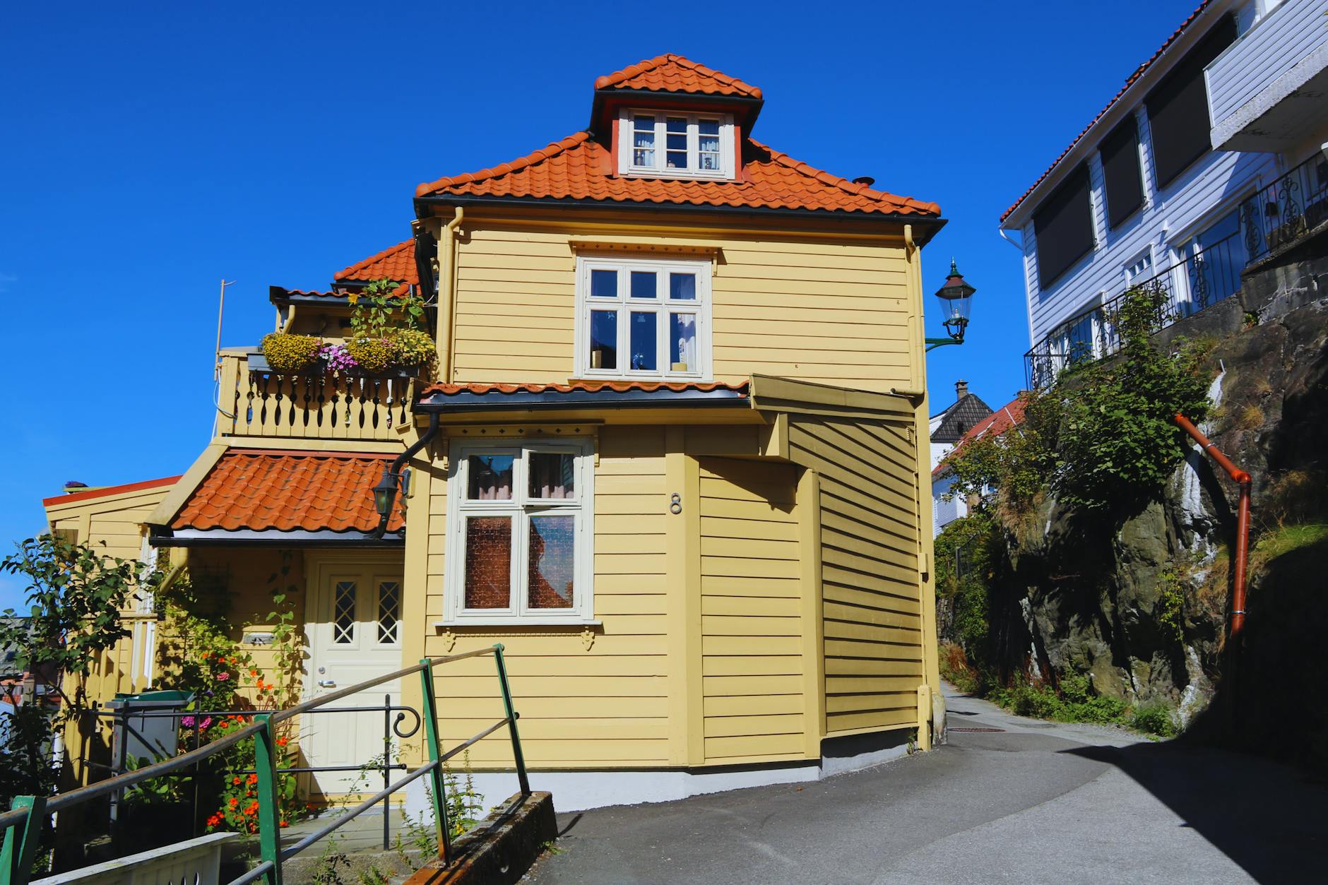 Yellow Bergen house for budget lodging location planning.