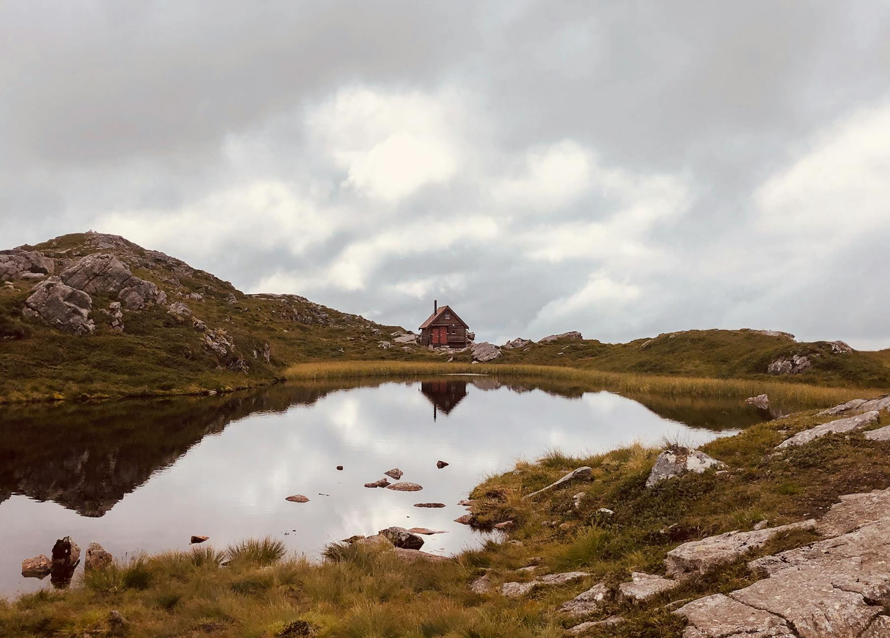 Mountain cabin and lake near Bergen for creator weather planning.