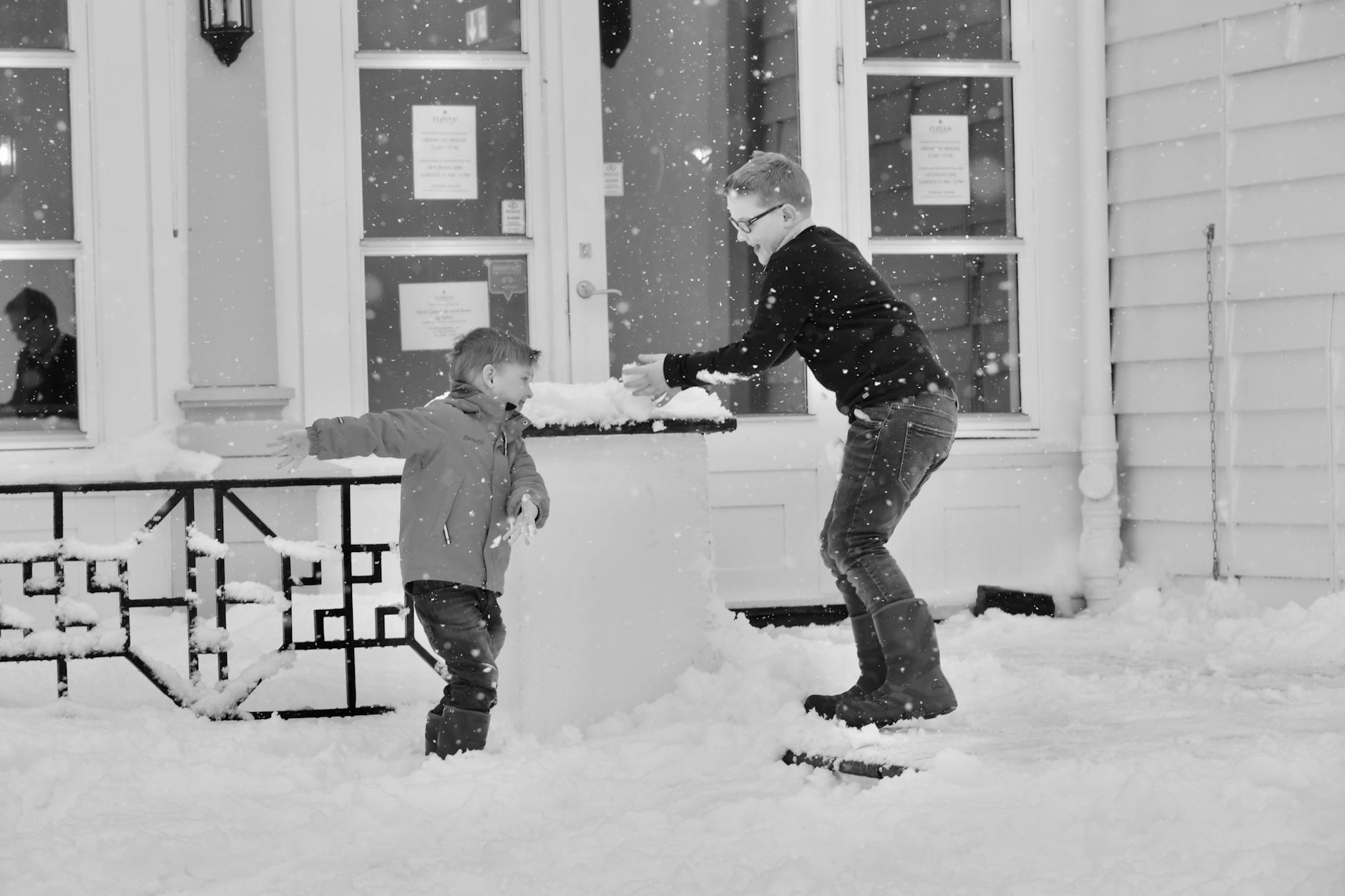 Children playing in Bergen snow for family weather planning.