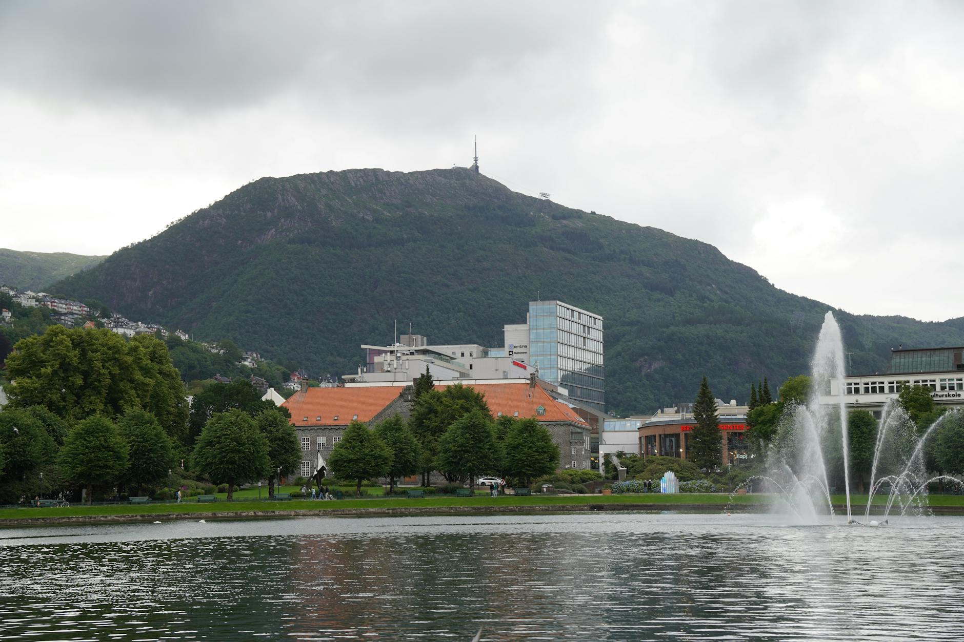 Bergen lakefront and fountain area for family break planning.