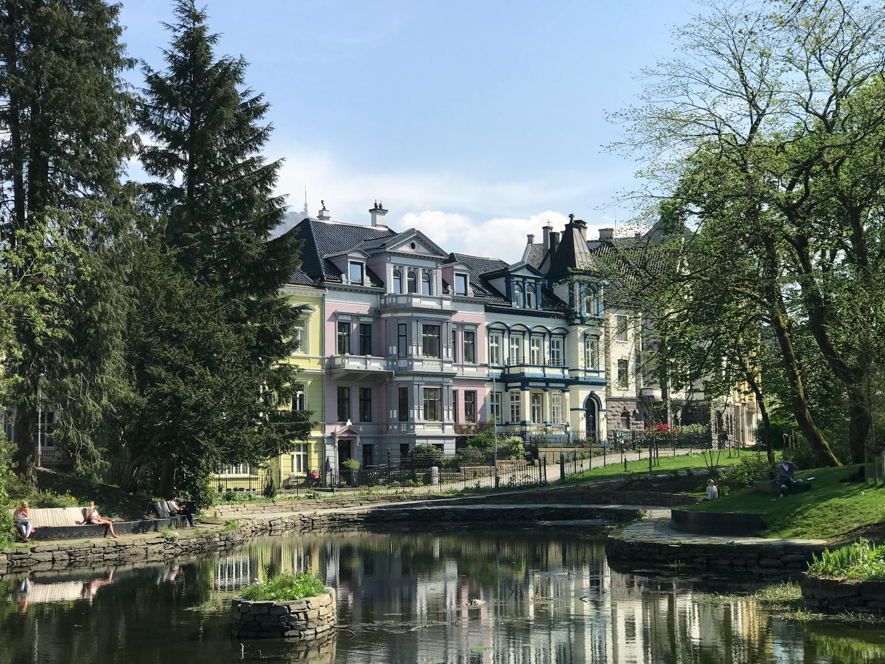 Bergenhus houses and pond for investor meeting sequence planning.