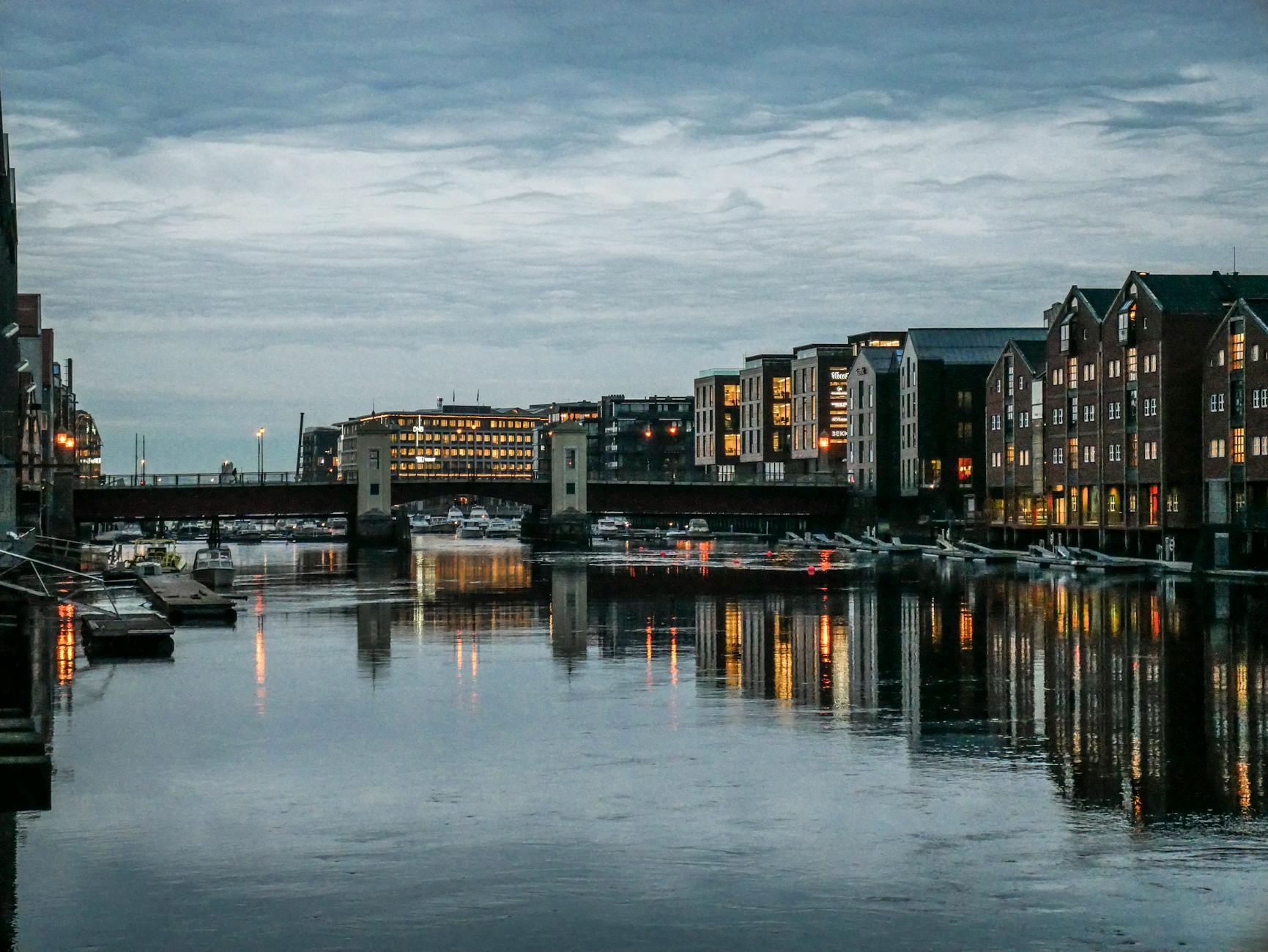 Evening waterfront lights for Bergen nightlife planning.
