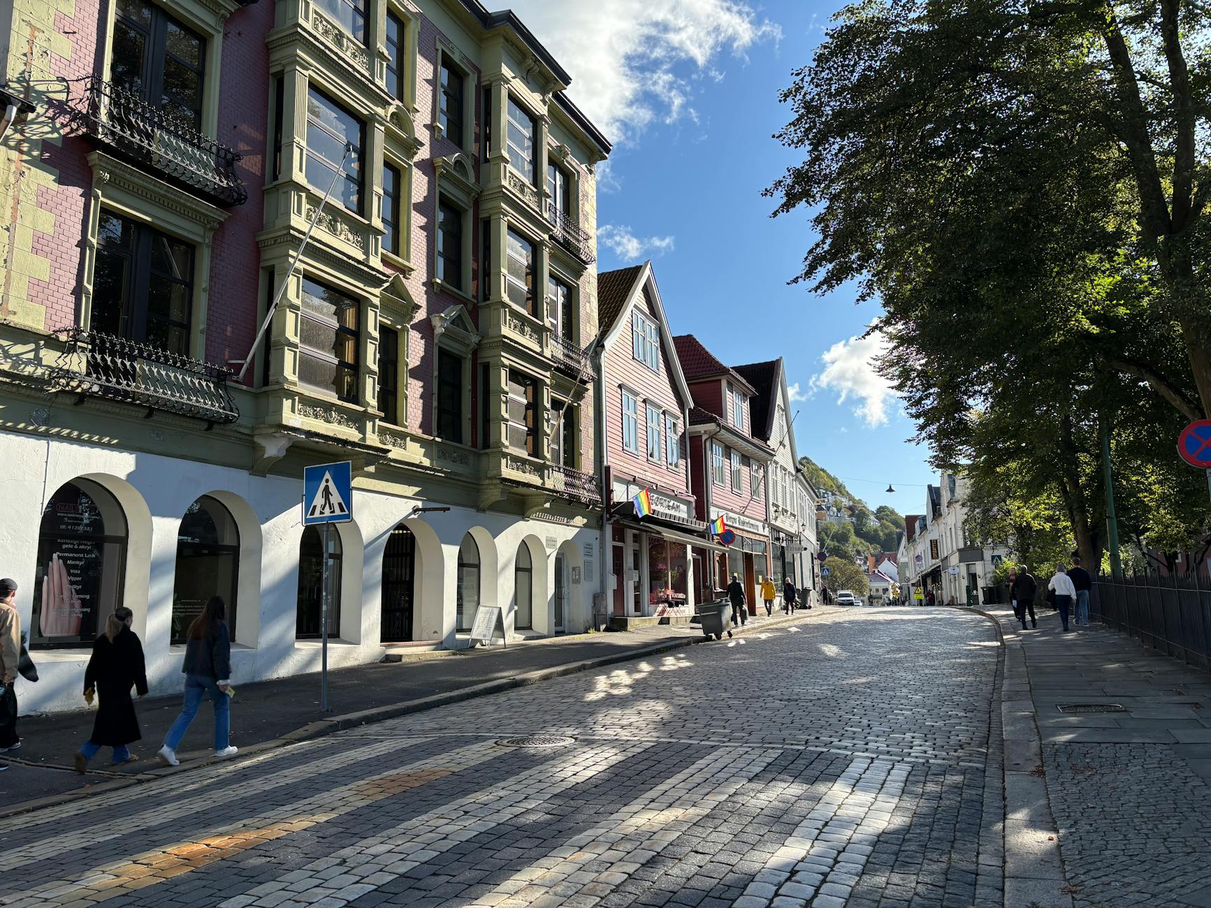 Sunny Bergen street for daylight walking-route planning.