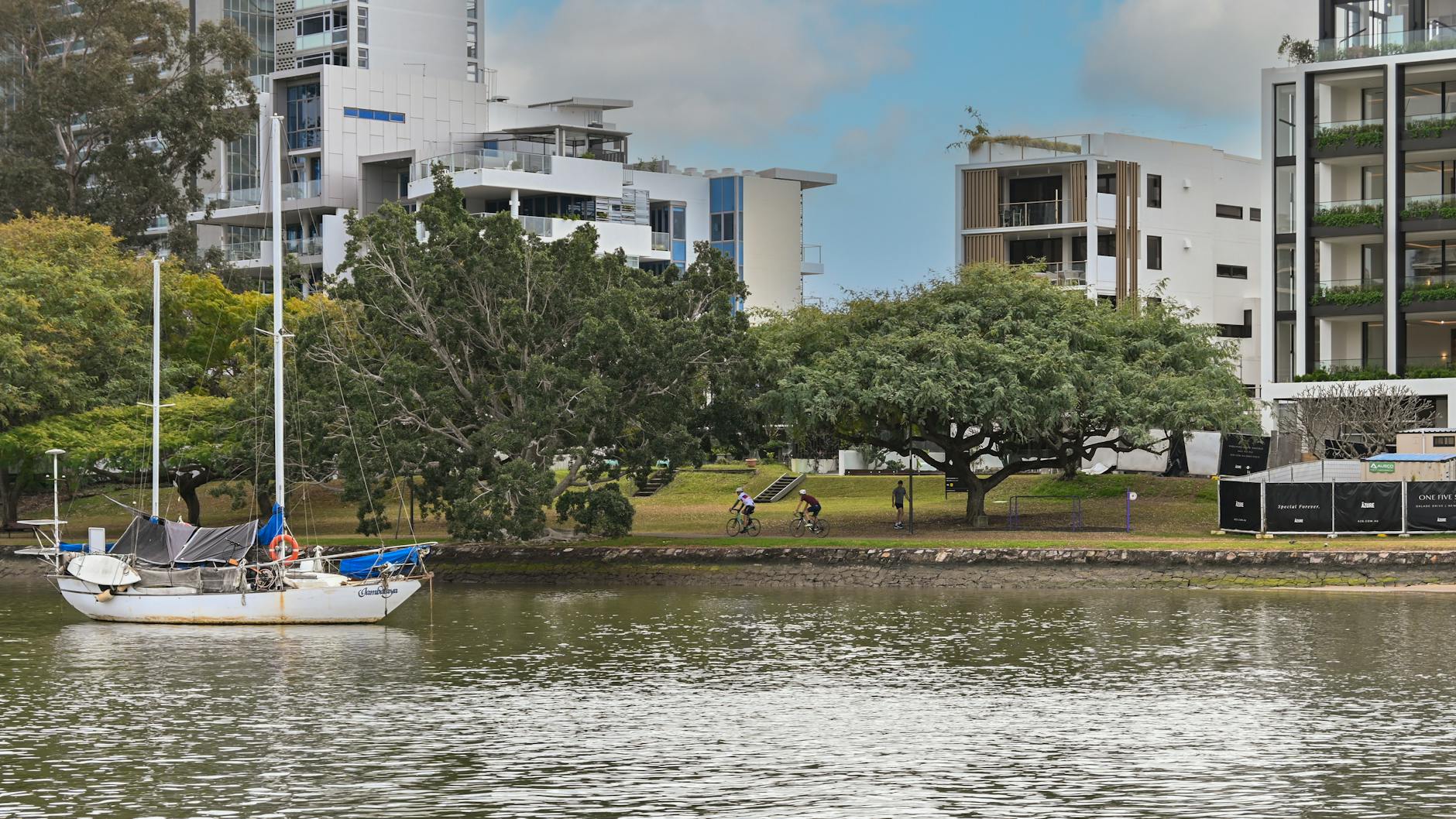 Boat on the Brisbane River for first-time visitor orientation.