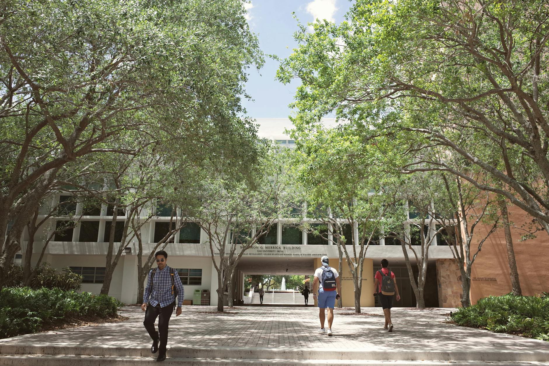 Students crossing a sunny campus for Brisbane weekend pacing.