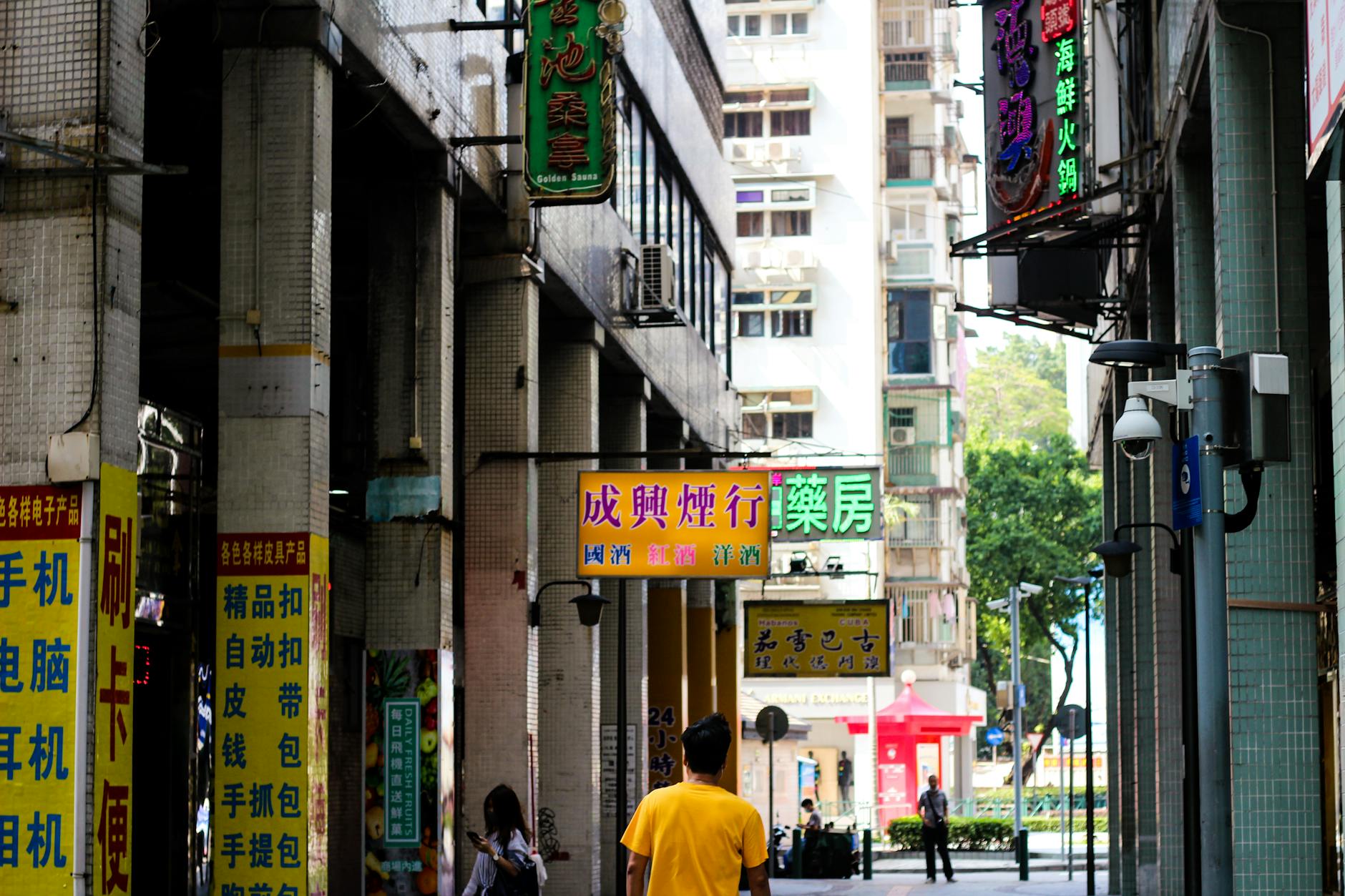 Central Hong Kong budget traveler and street-route planning context.