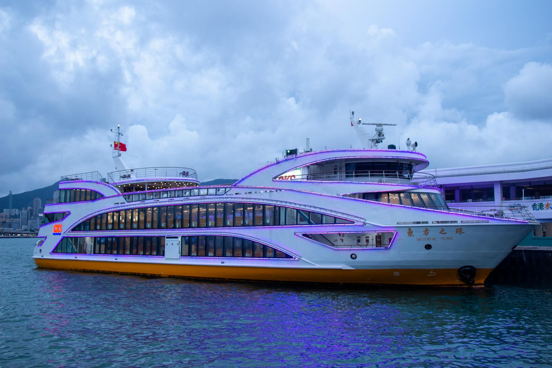 Central Hong Kong restaurant and cruise passenger shore-day pacing context.