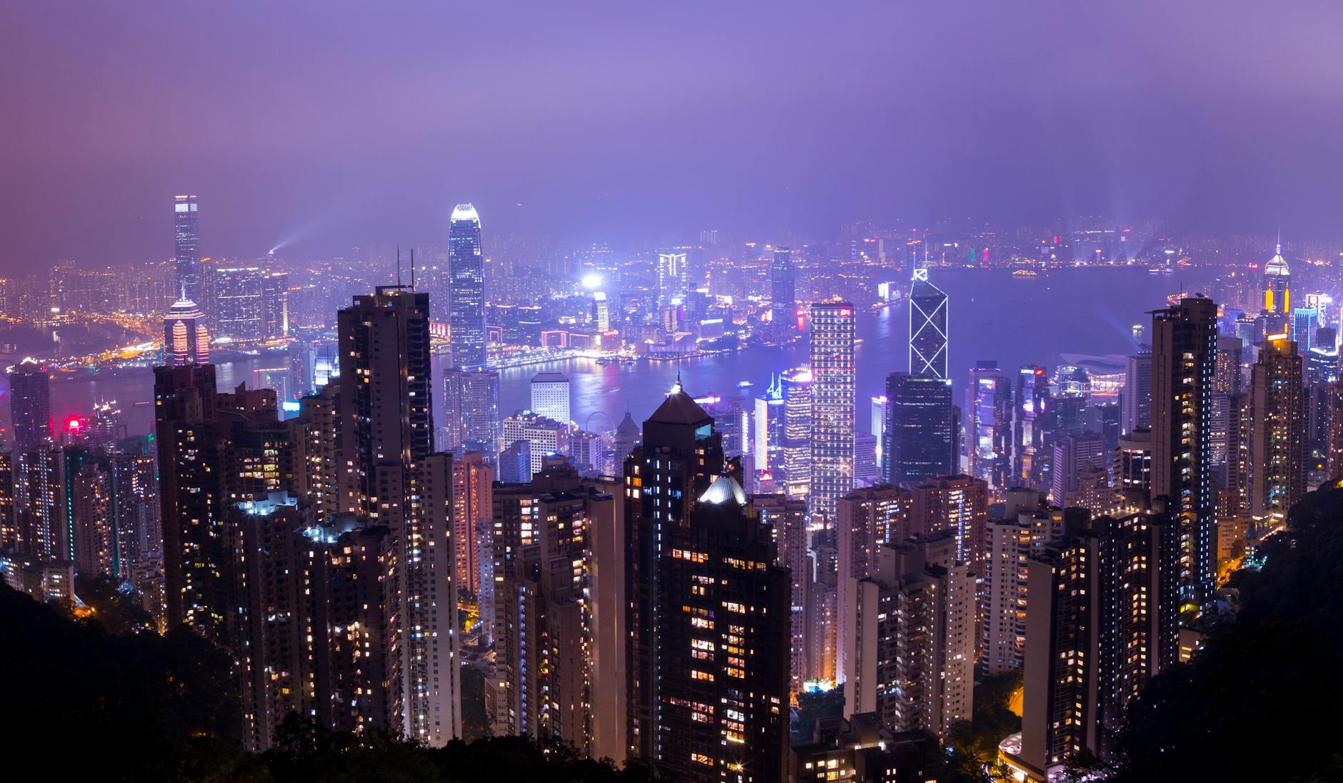 Central Hong Kong hotel and luxury-base selection planning context.