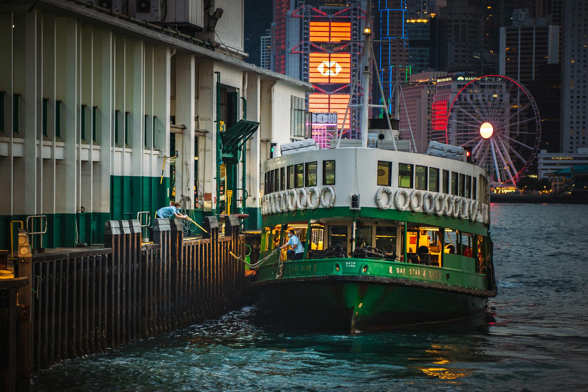 Central Hong Kong skyline and tourist view-timing planning context.