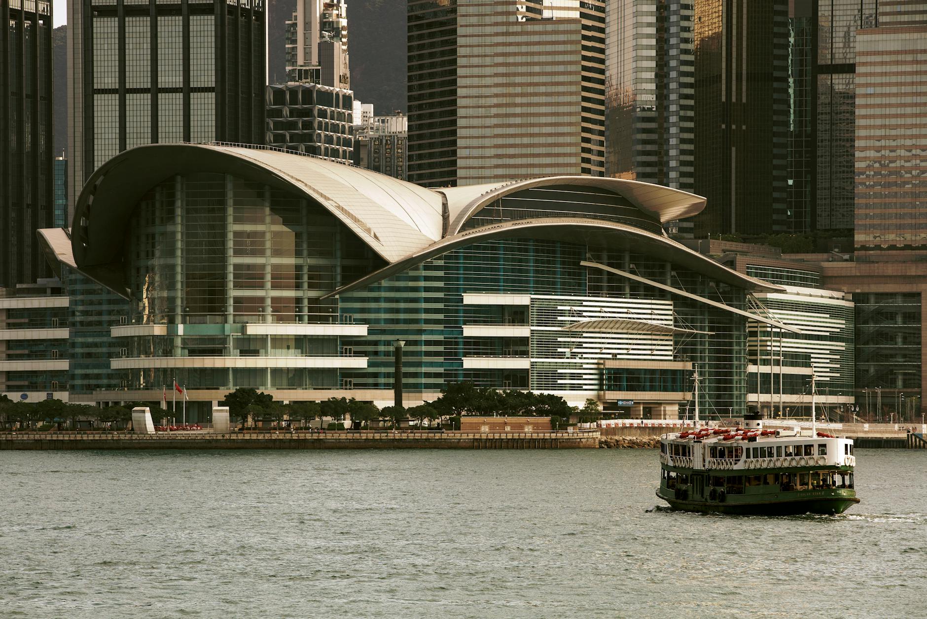 Central Hong Kong ferry and short layover route planning context.