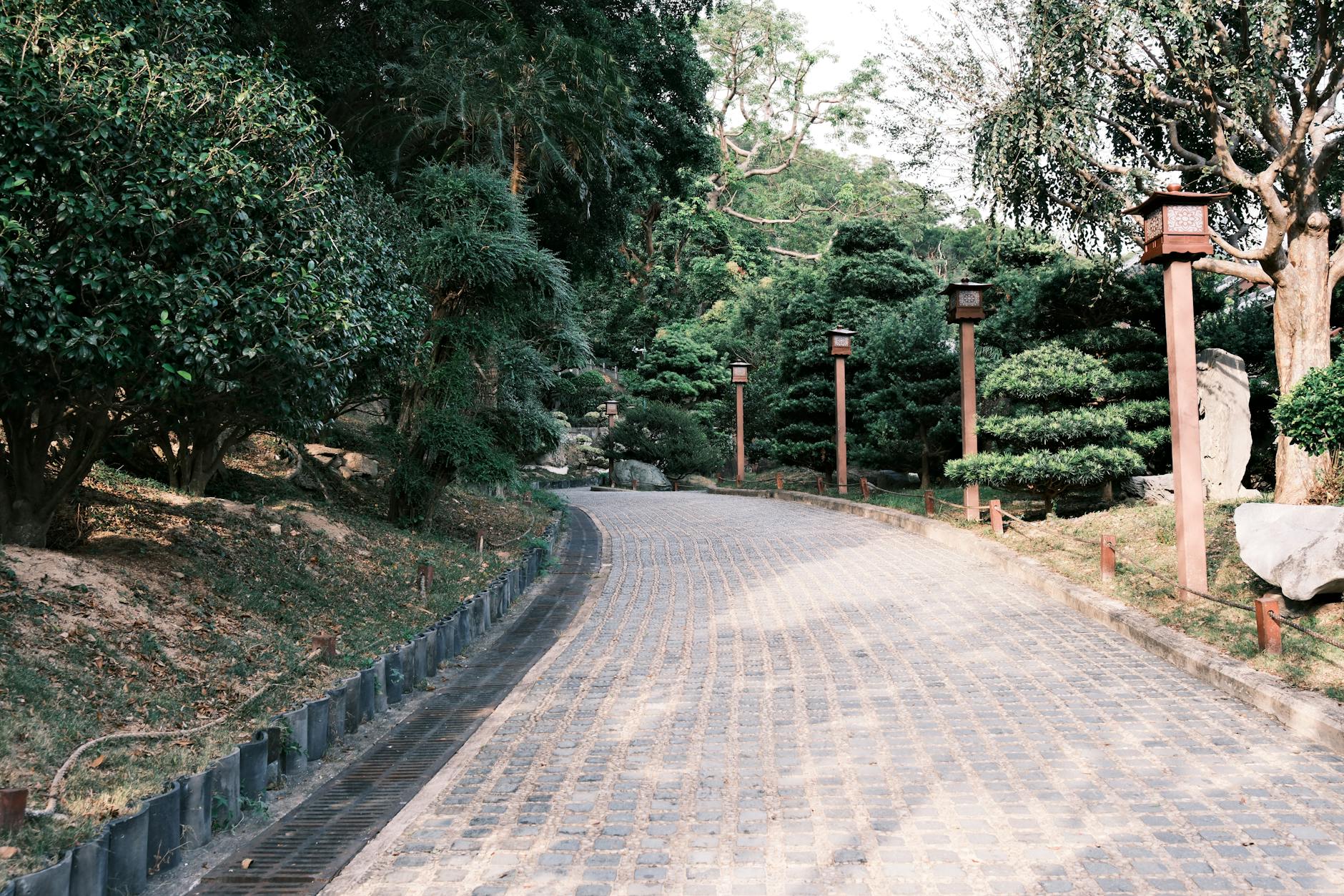 Central Hong Kong park paths and rest planning for mobility-limited travelers.