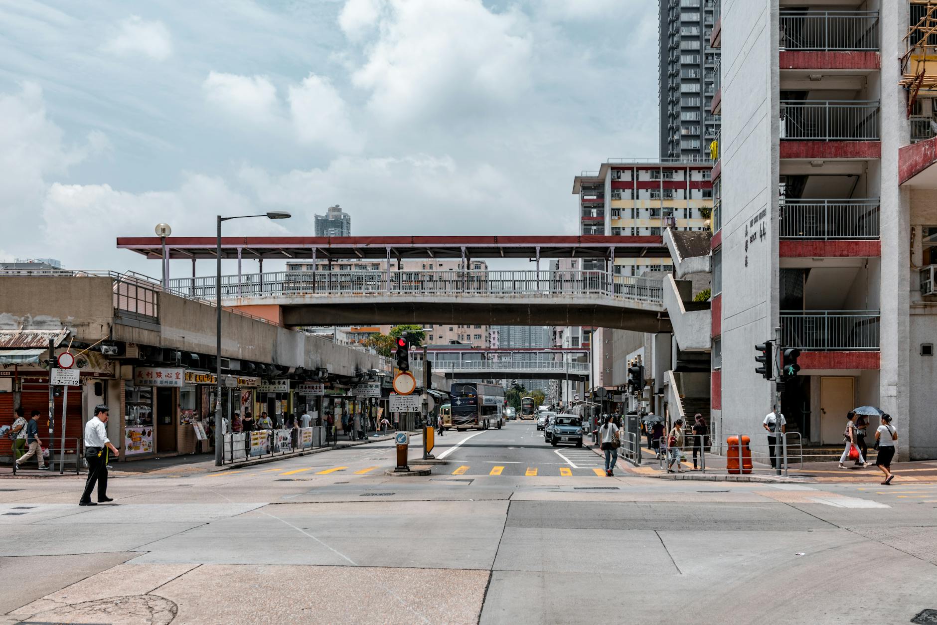 Central Hong Kong covered walkways and hotel-access planning context.