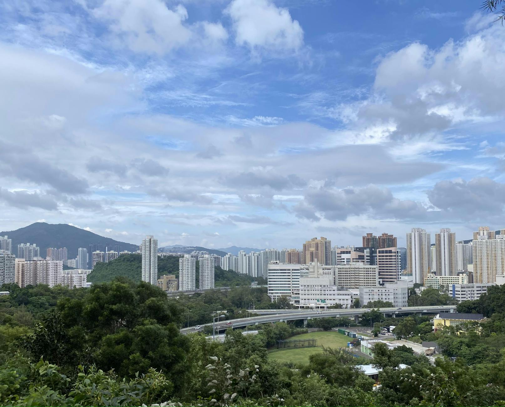 Central Hong Kong park and volunteer traveler rest-planning context.