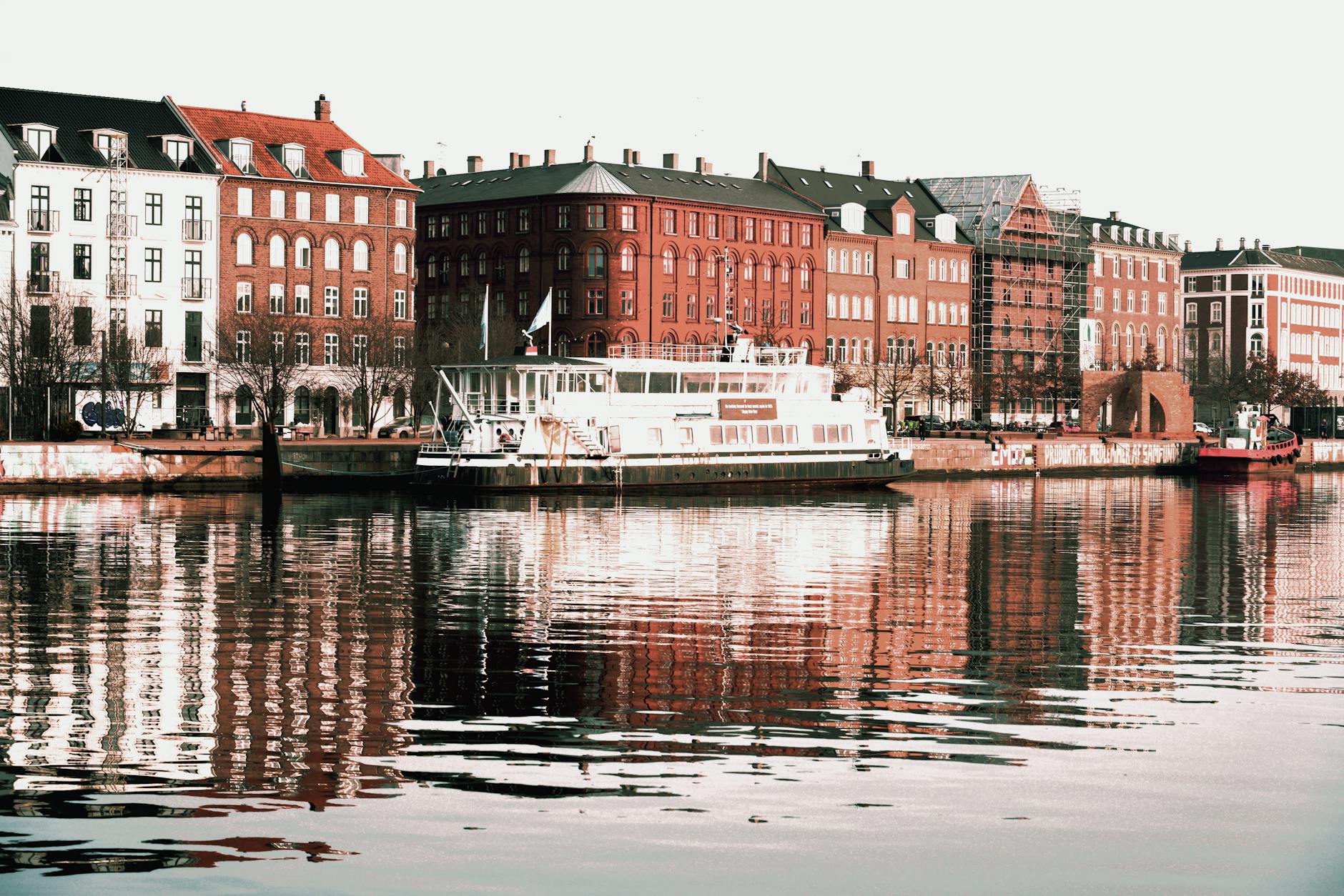 Copenhagen canal buildings and boats for free sightseeing planning.
