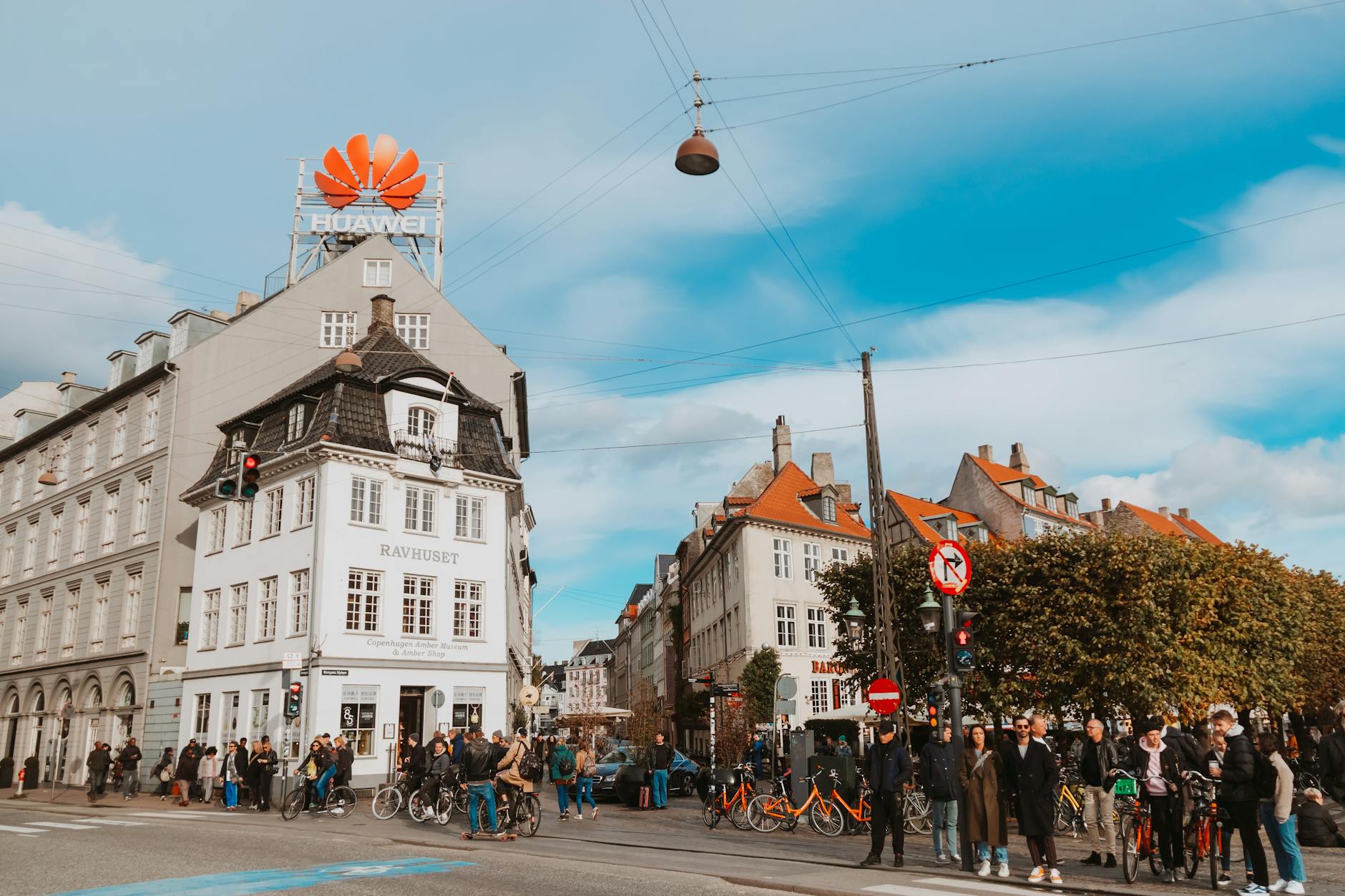 Busy Copenhagen street for solo flexibility planning.