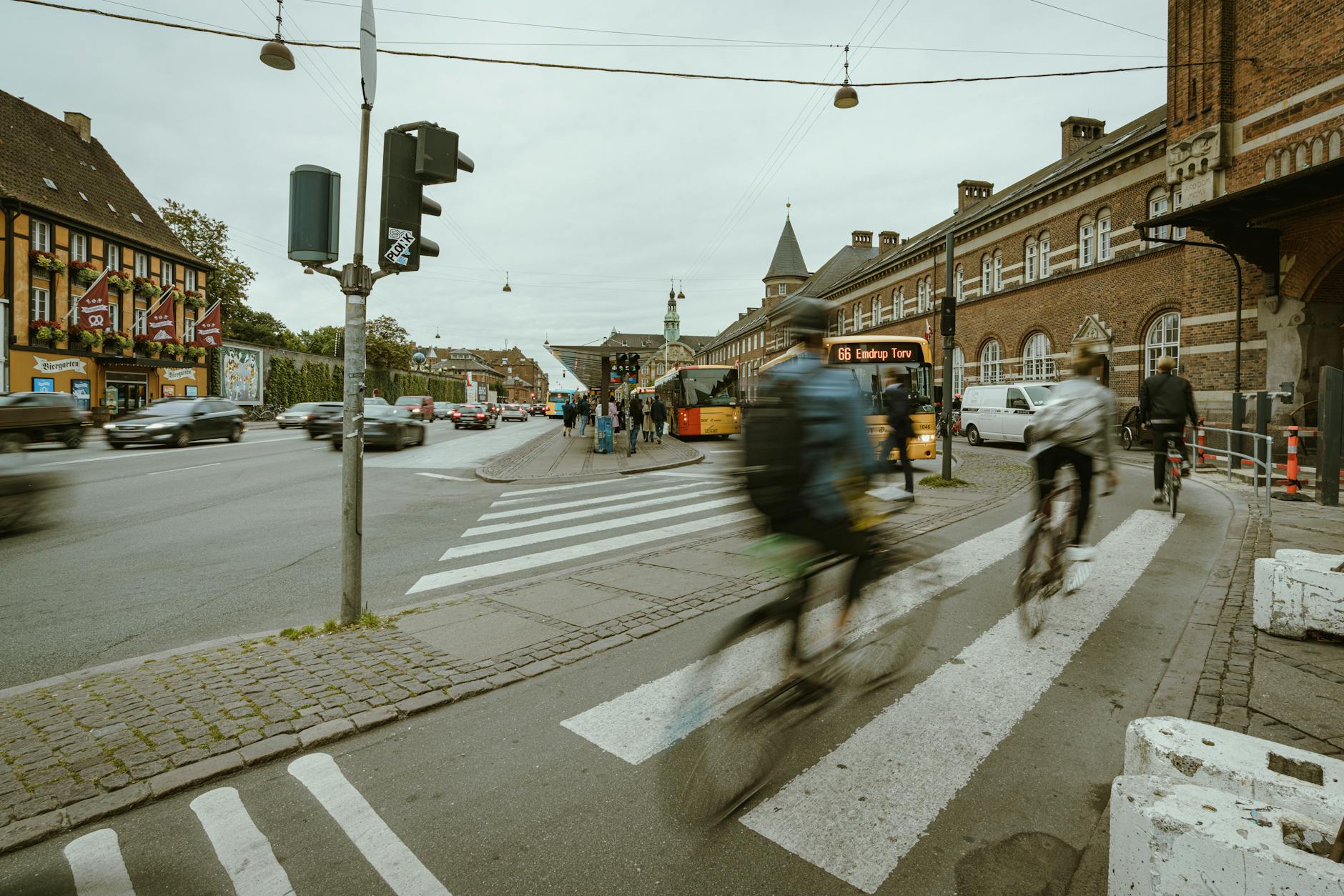 Cyclists and traffic in Copenhagen for compact stopover route planning.