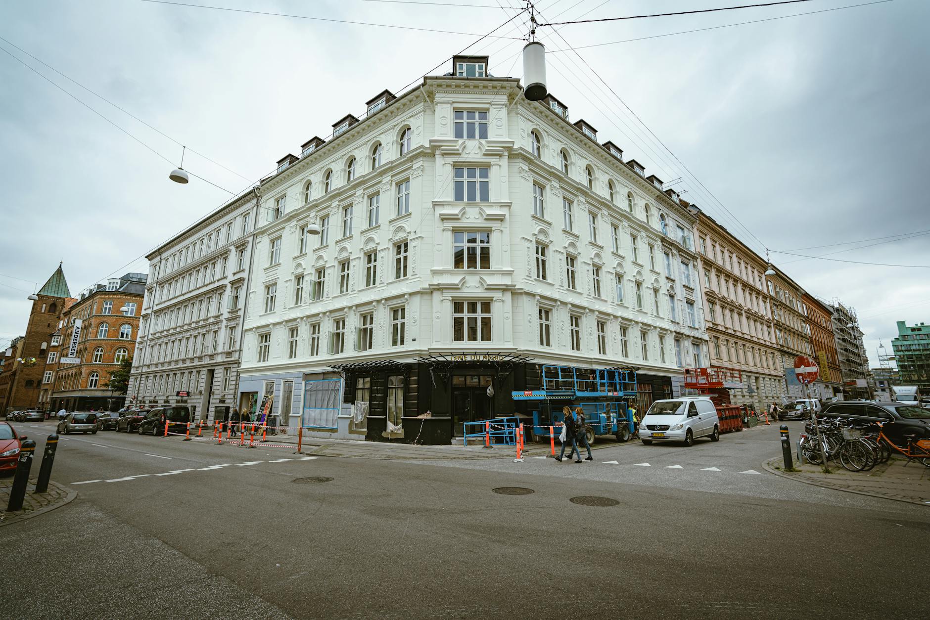 Copenhagen street corner building for lodging access planning.