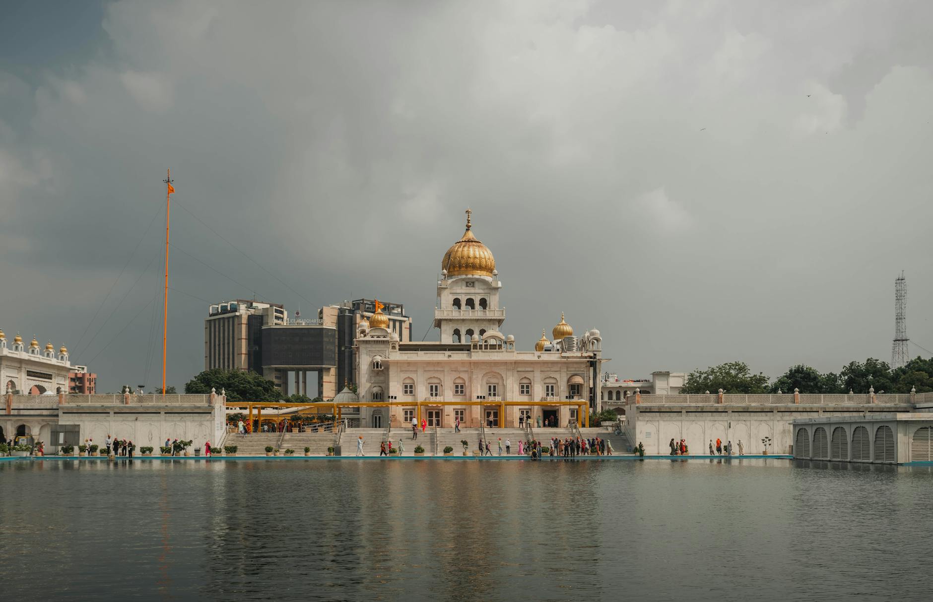 Gurudwara Bangla Sahib reflection in Delhi for high-comfort cultural planning.