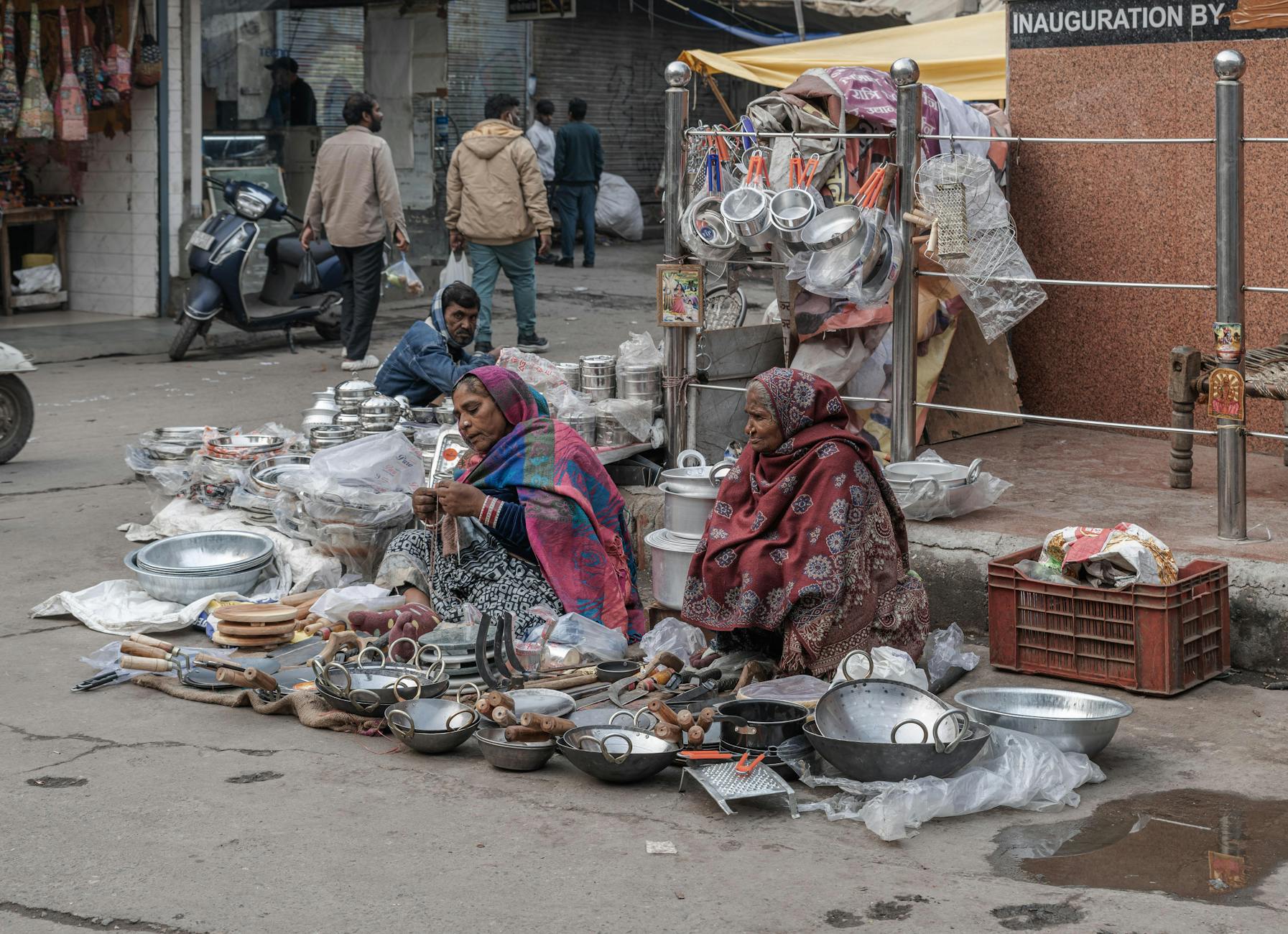 Delhi market vendors for woman traveler shopping and boundary planning.