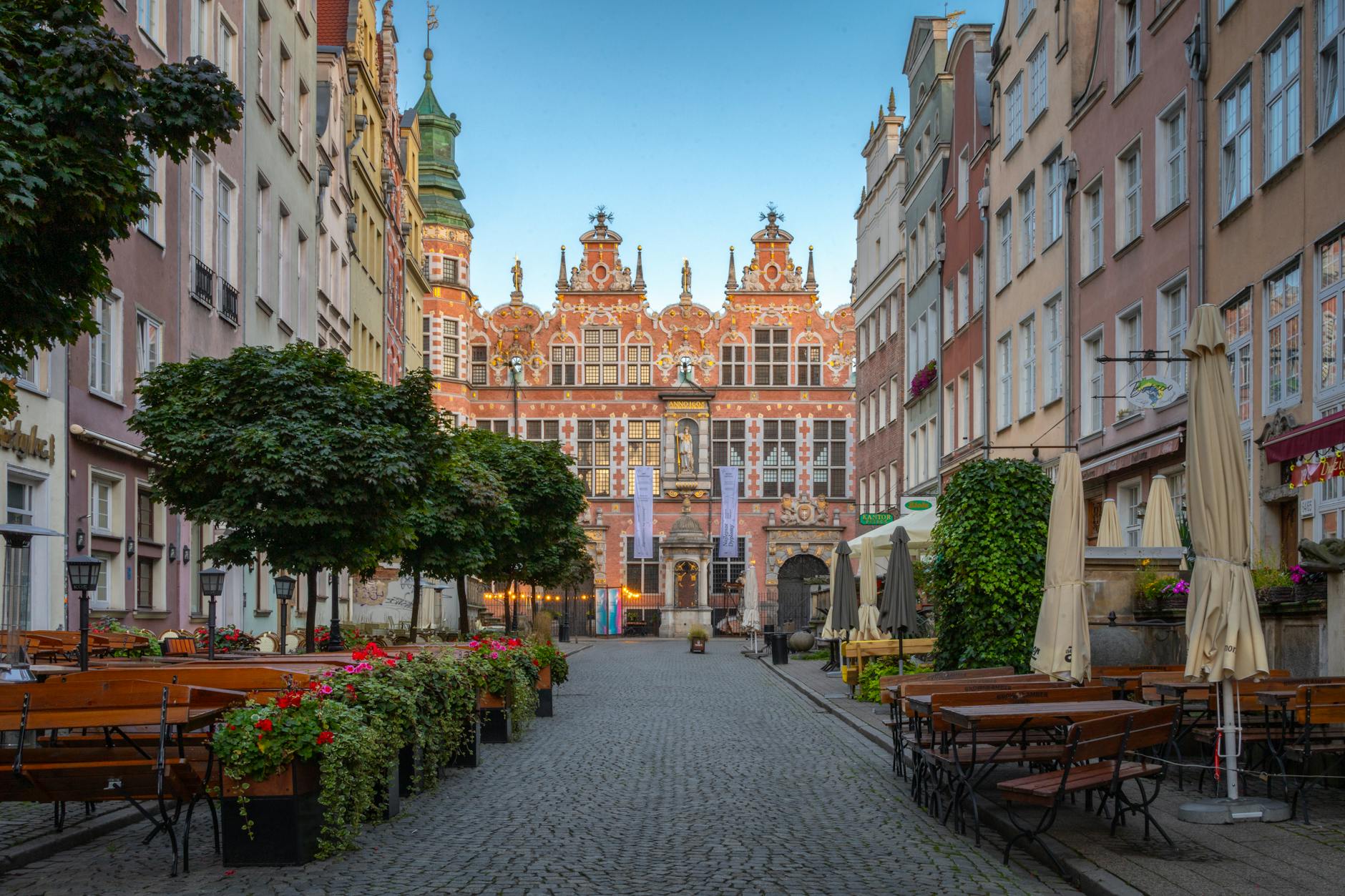 Gdansk cafe and academic networking setting for conference meal planning.