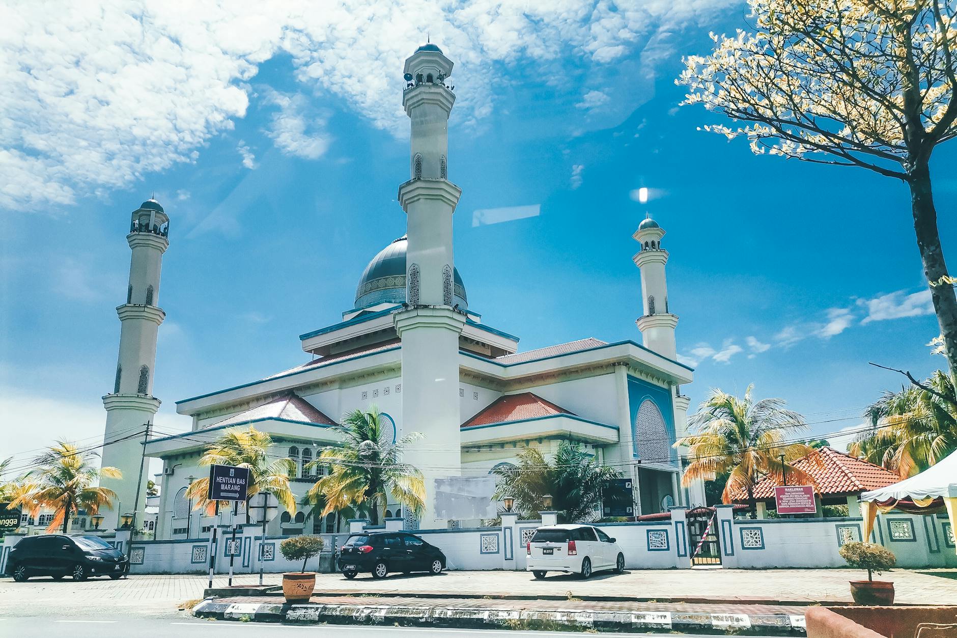 George Town dress and entry-etiquette planning context.