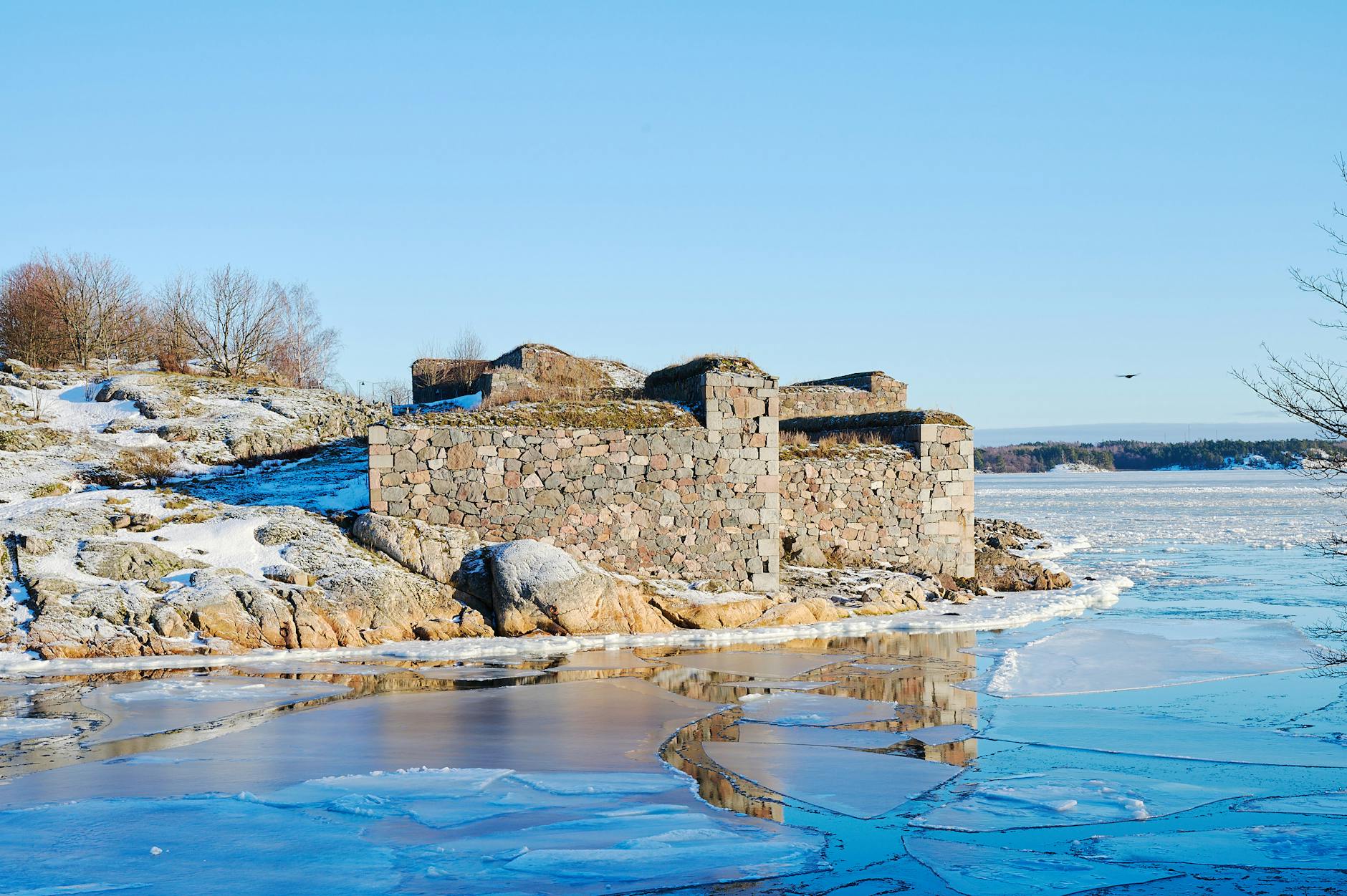 Winter Suomenlinna landscape for ferry and island planning.