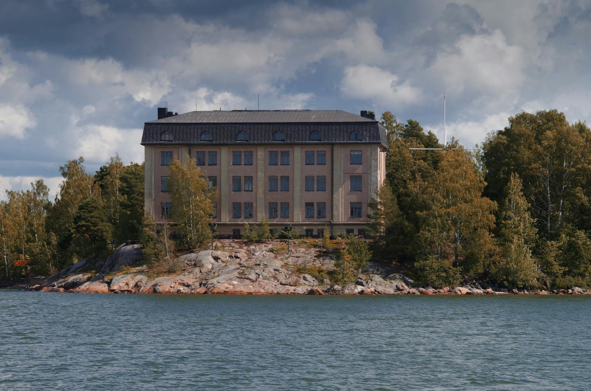 Historic building on a Helsinki island for low-cost sightseeing planning.
