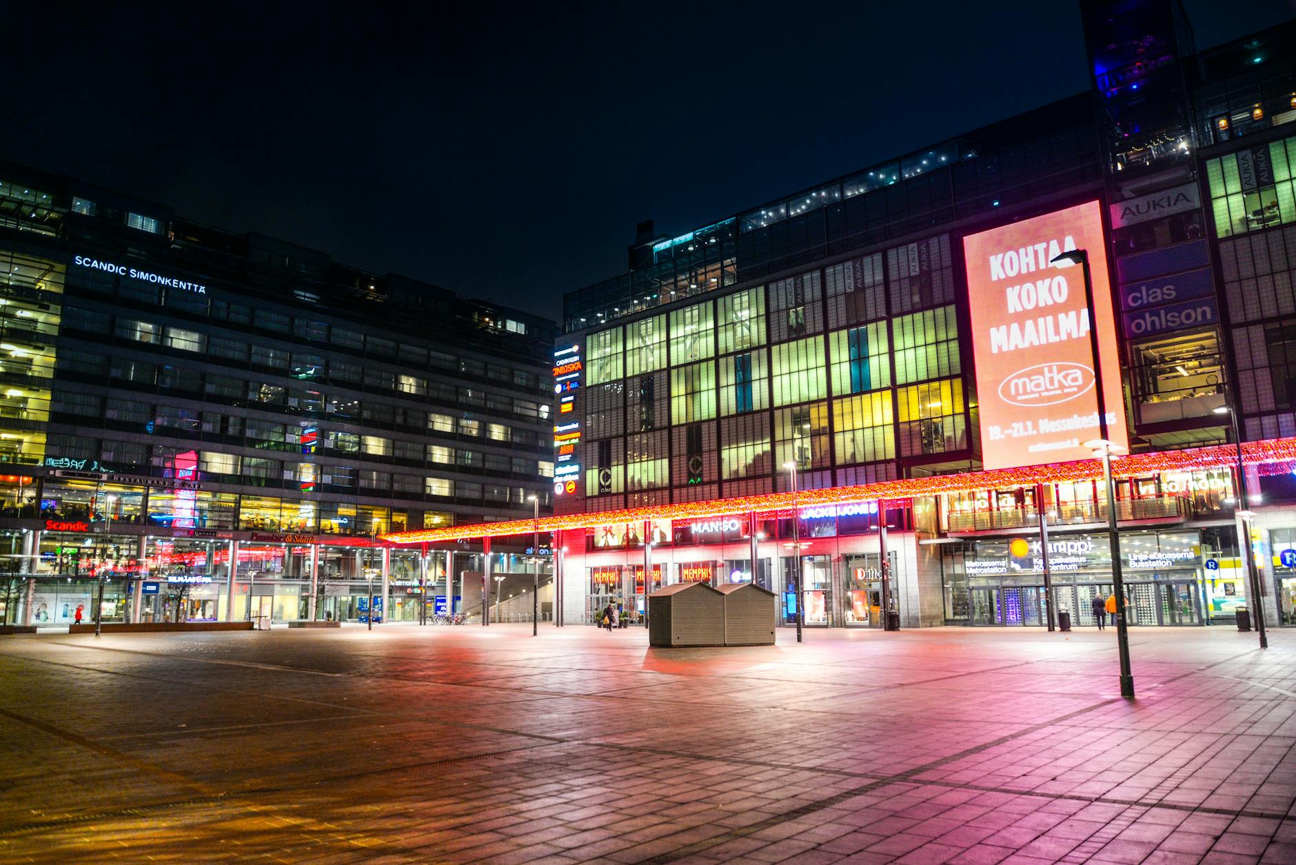 Illuminated Helsinki event building for conference venue planning.