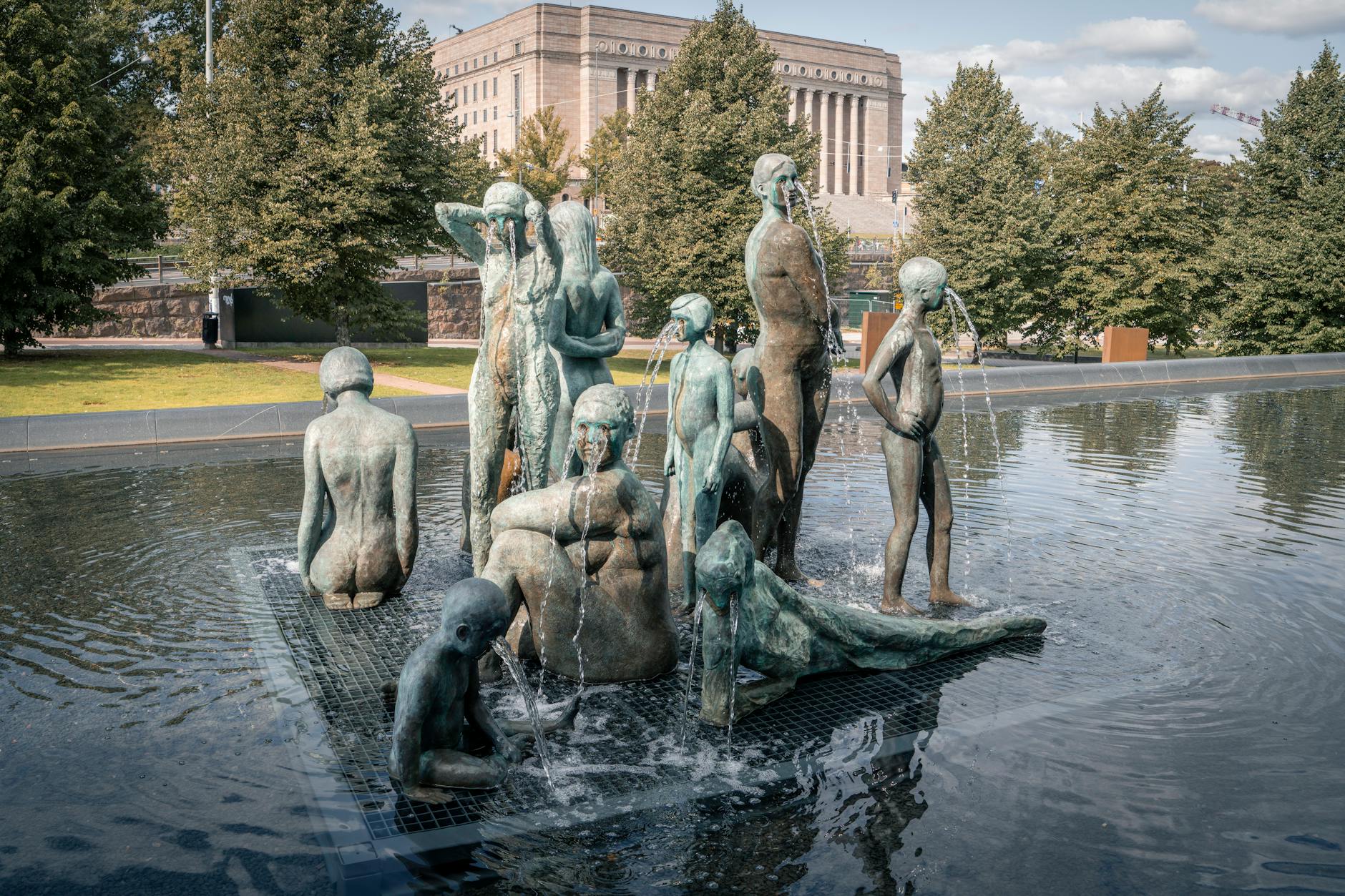 Helsinki park fountain sculptures for family meal and pause planning.