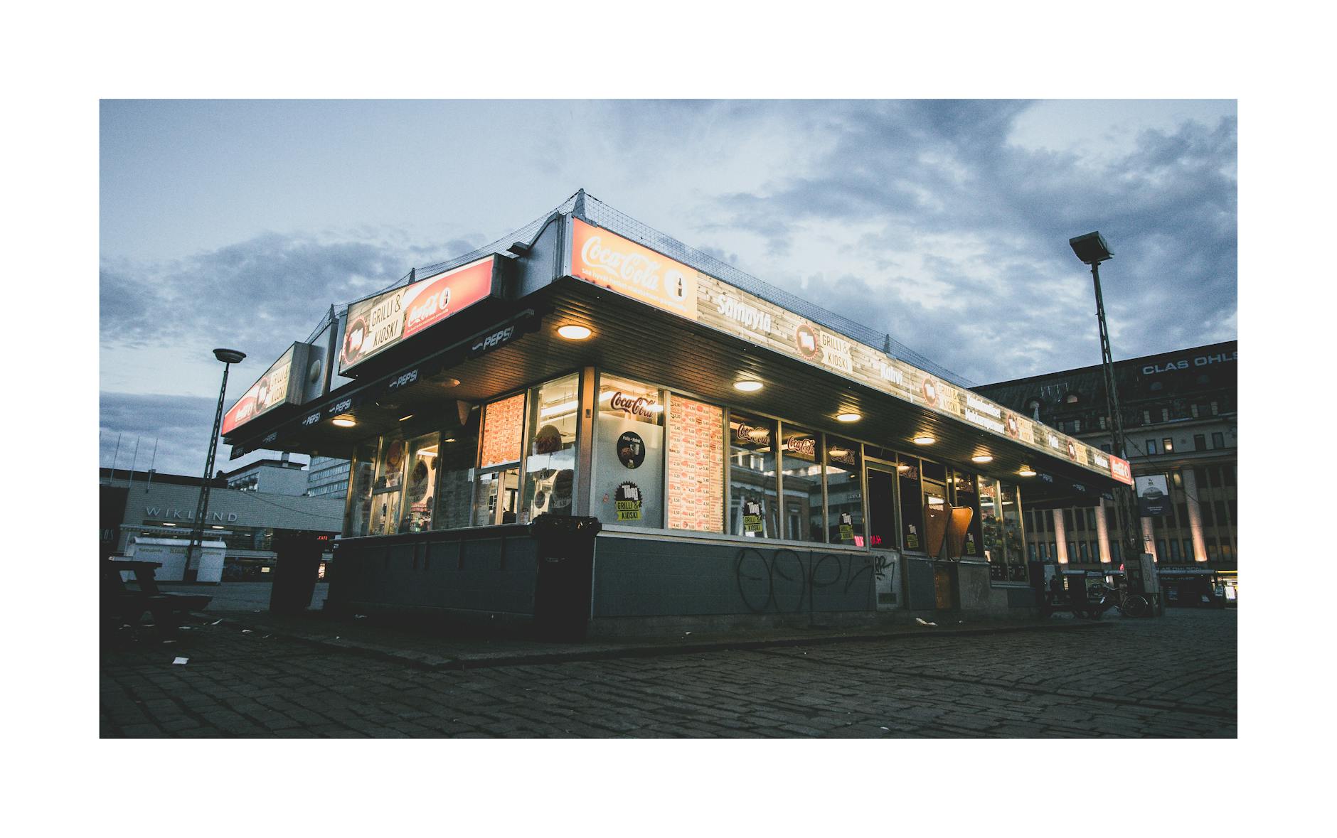 Twilight grill kiosk in Helsingfors for Helsinki nightlife planning.