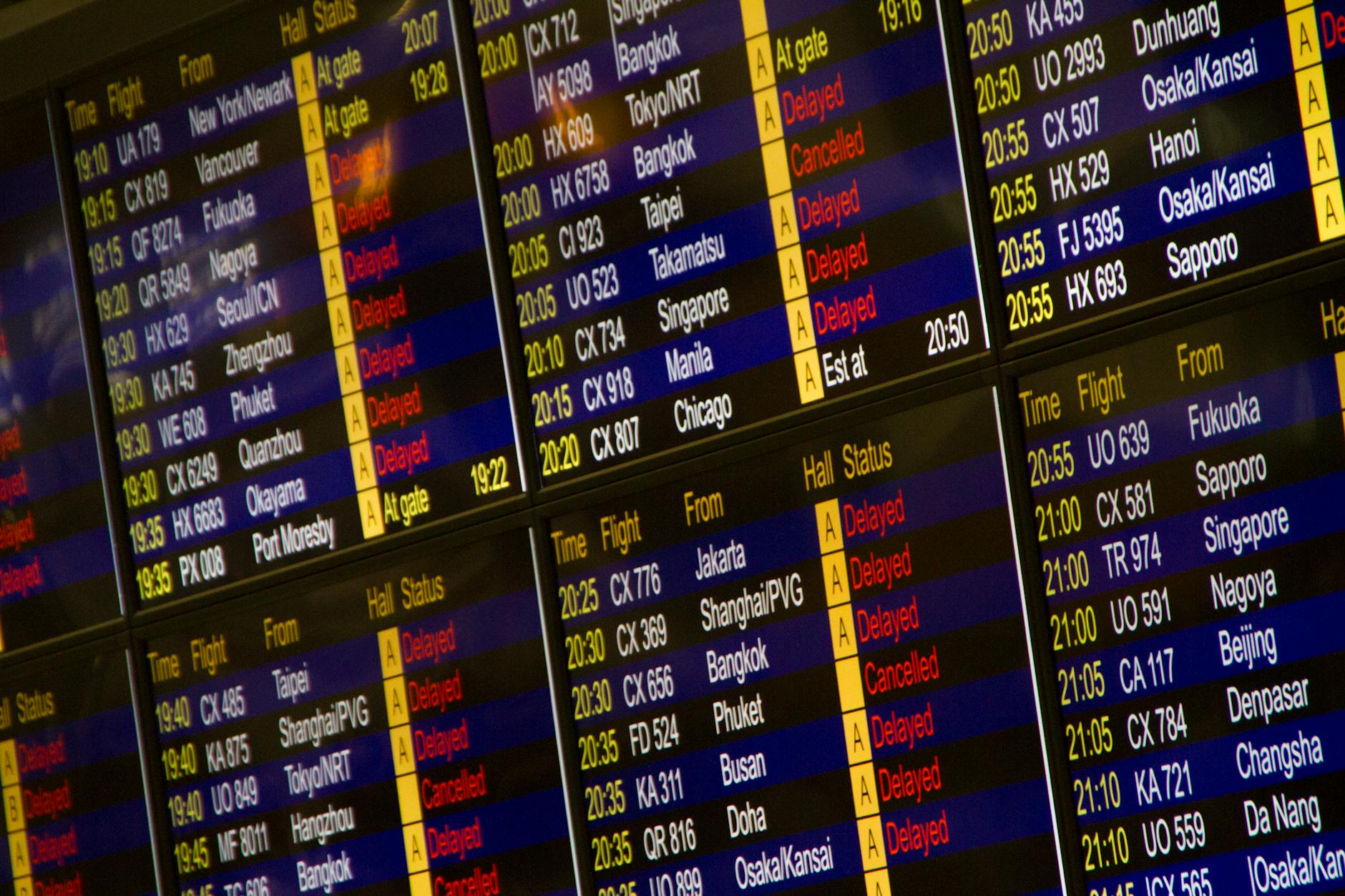 Flight information board for Helsinki transit timing planning.