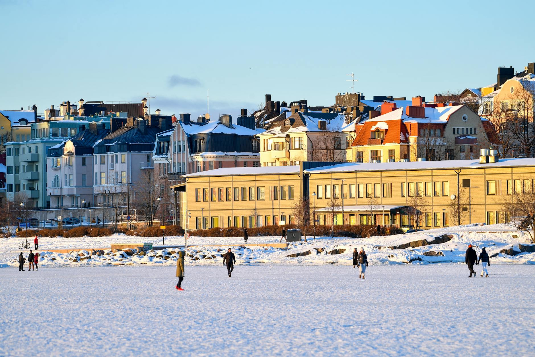 People walking in winter Helsinki for volunteer lodging and commute planning.