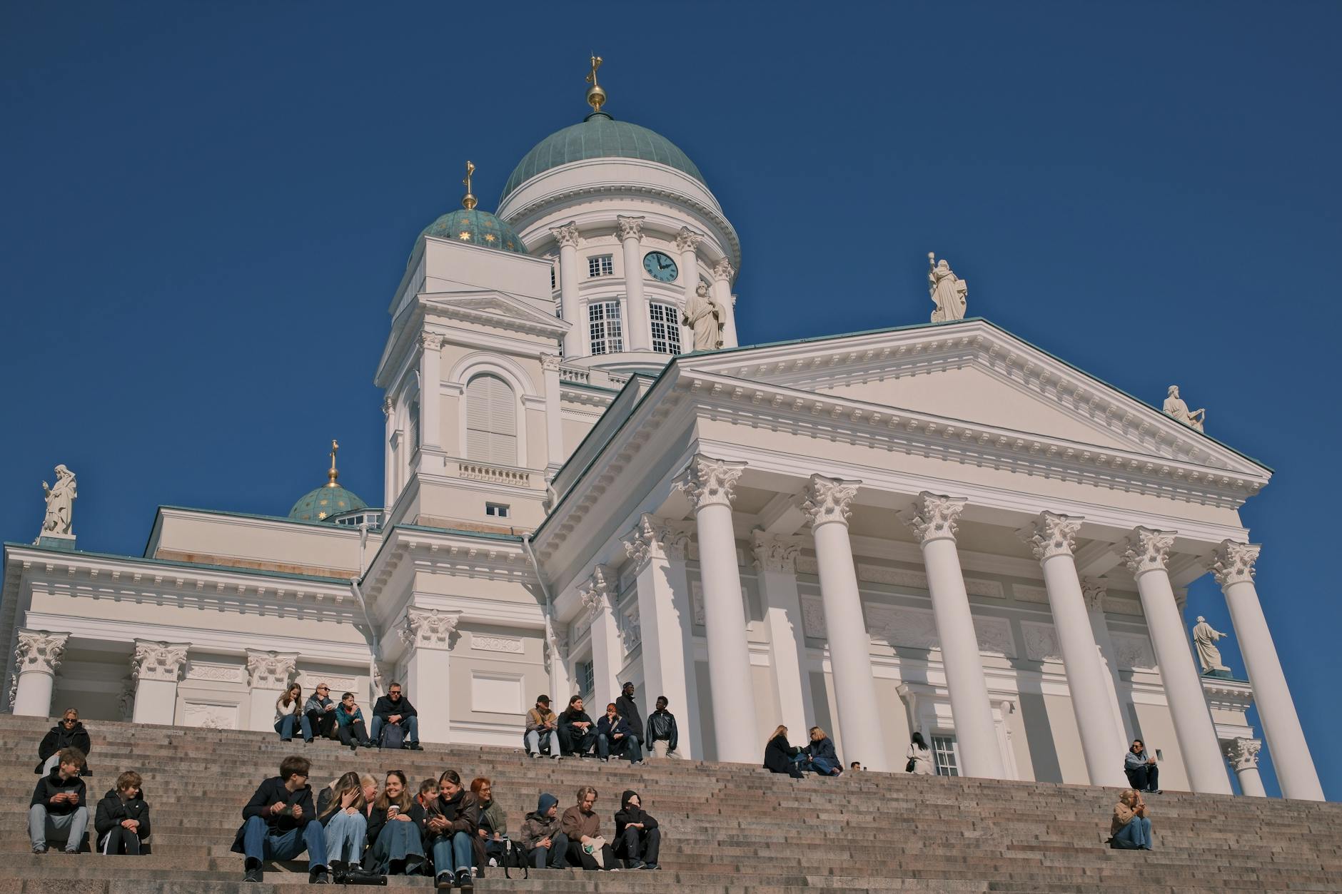 People gathered at Helsinki Cathedral steps for route and weather planning.