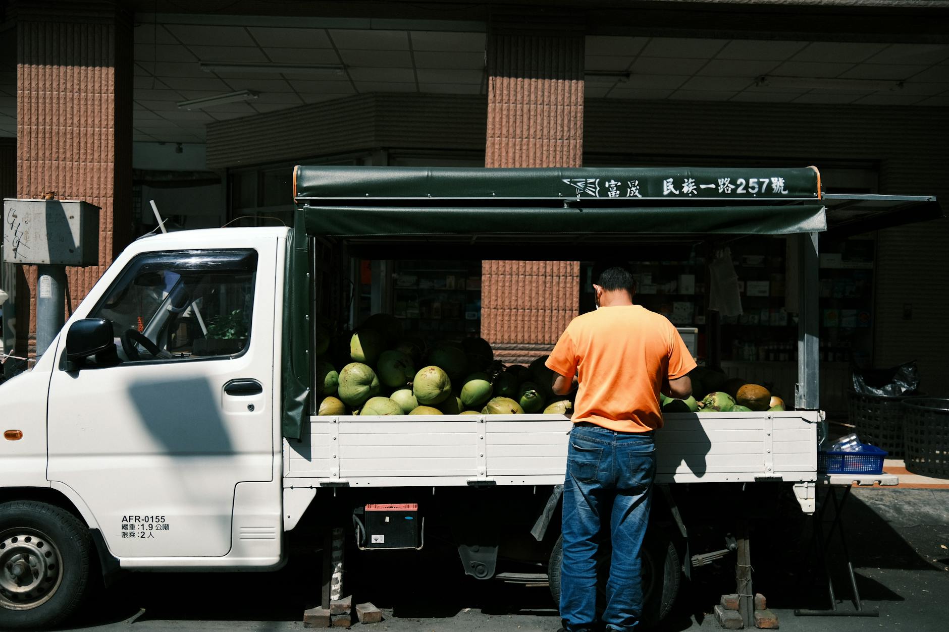 Kaohsiung coconut street vendor and low-cost local route planning context.