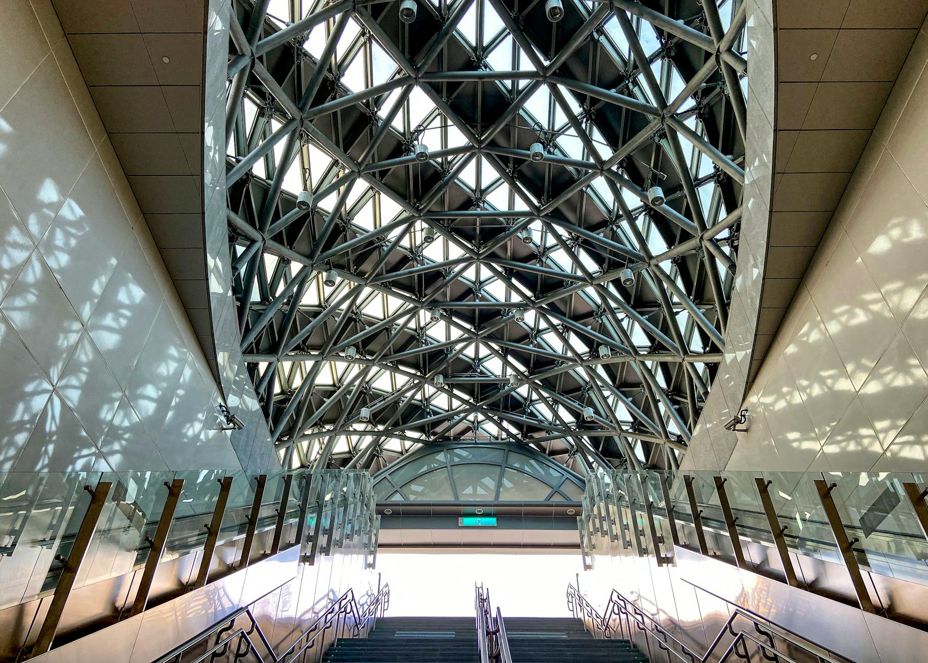 Kaohsiung subway station architecture and low-cost transit route planning context.