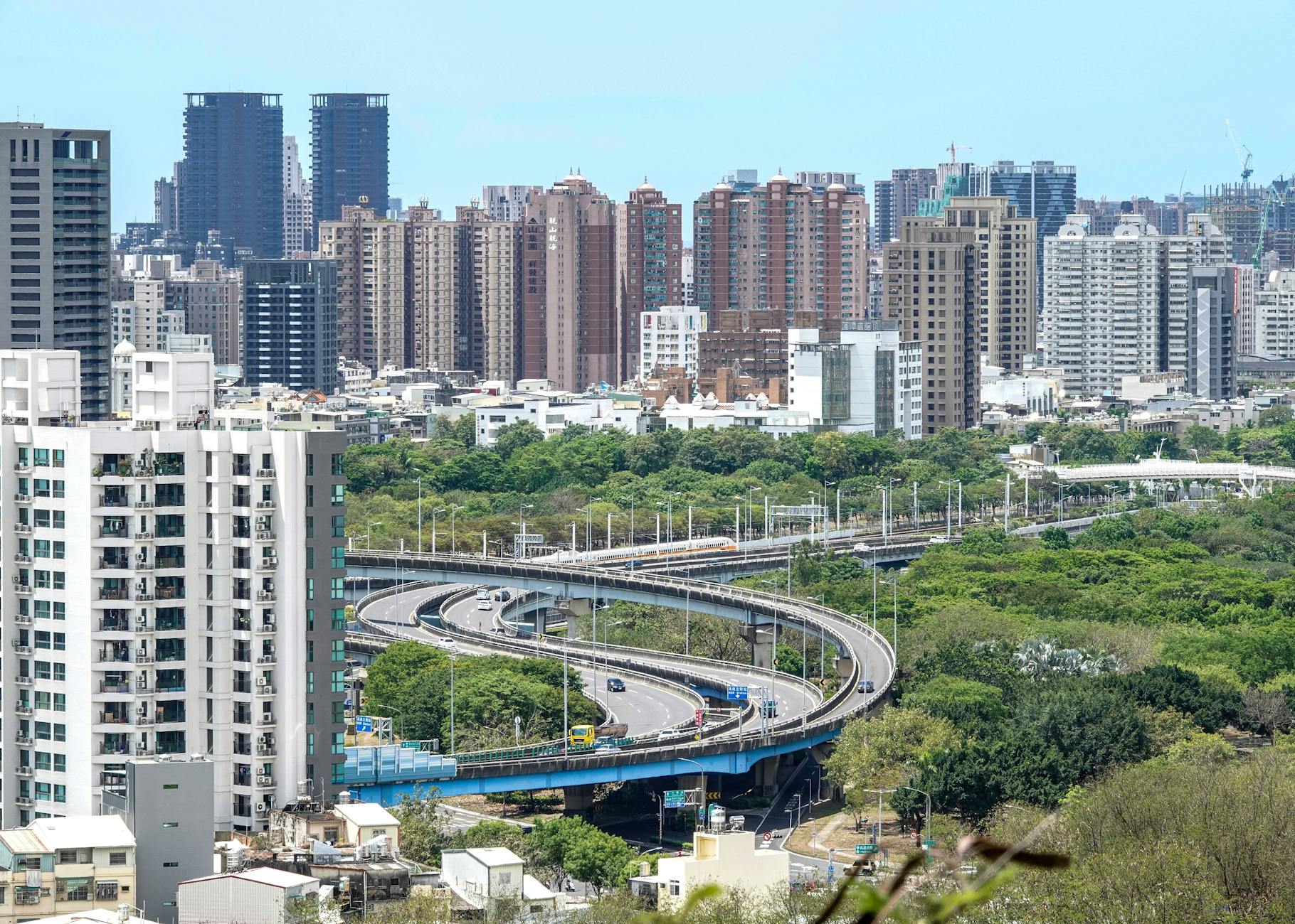 Kaohsiung urban routes and warm-weather business travel context.
