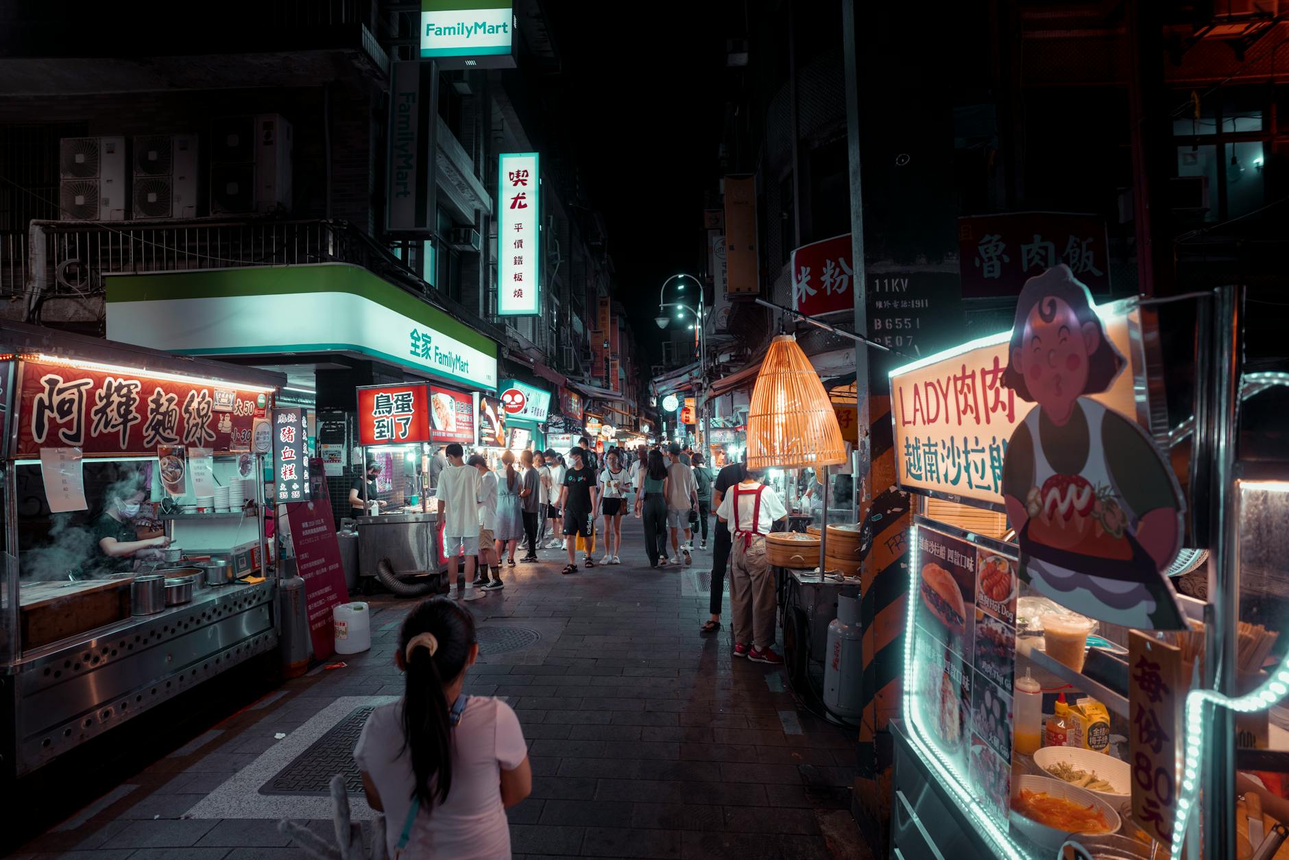 Taiwan night market and Kaohsiung family meal planning context.
