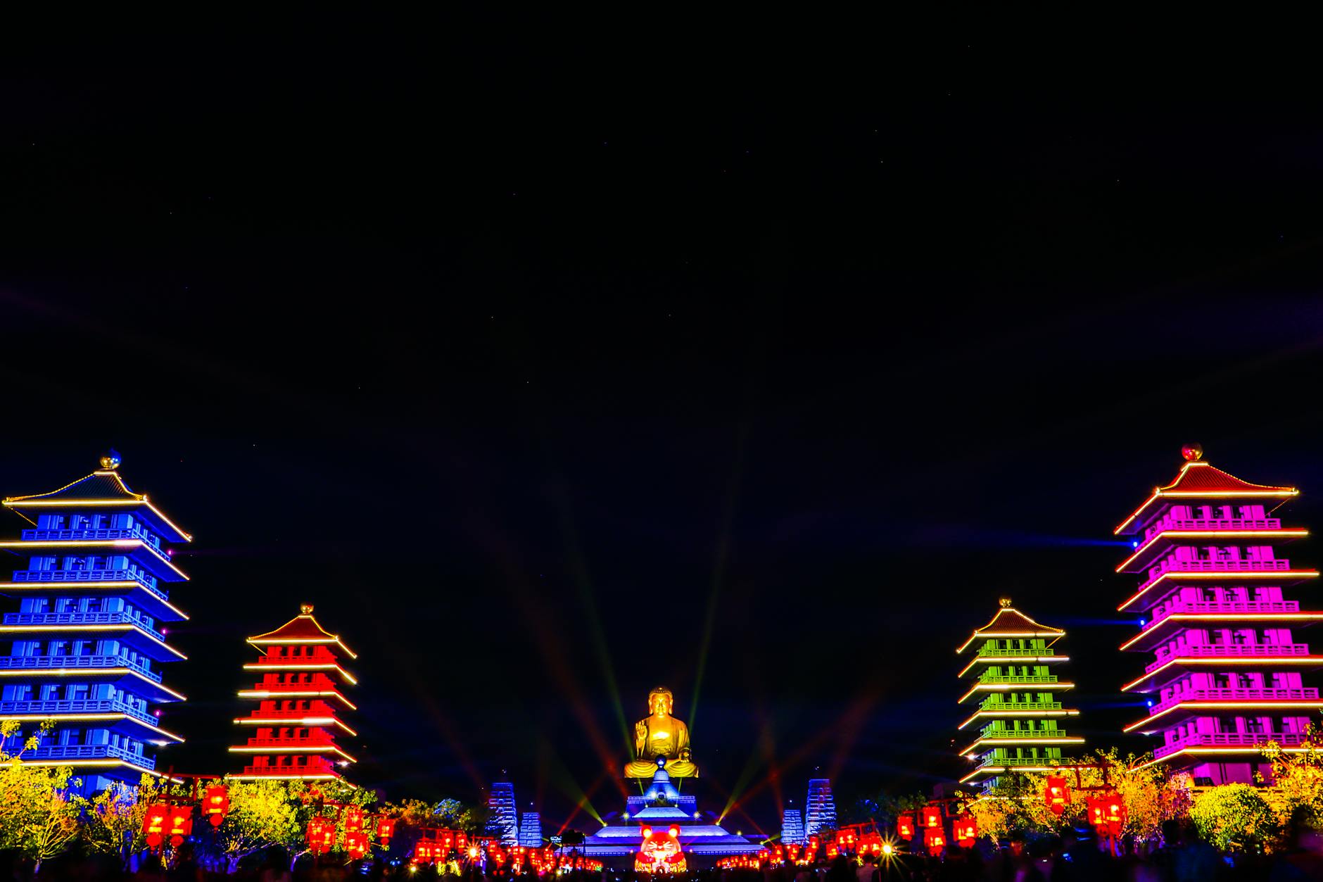 Fo Guang Shan evening lights and Kaohsiung family travel report planning context.