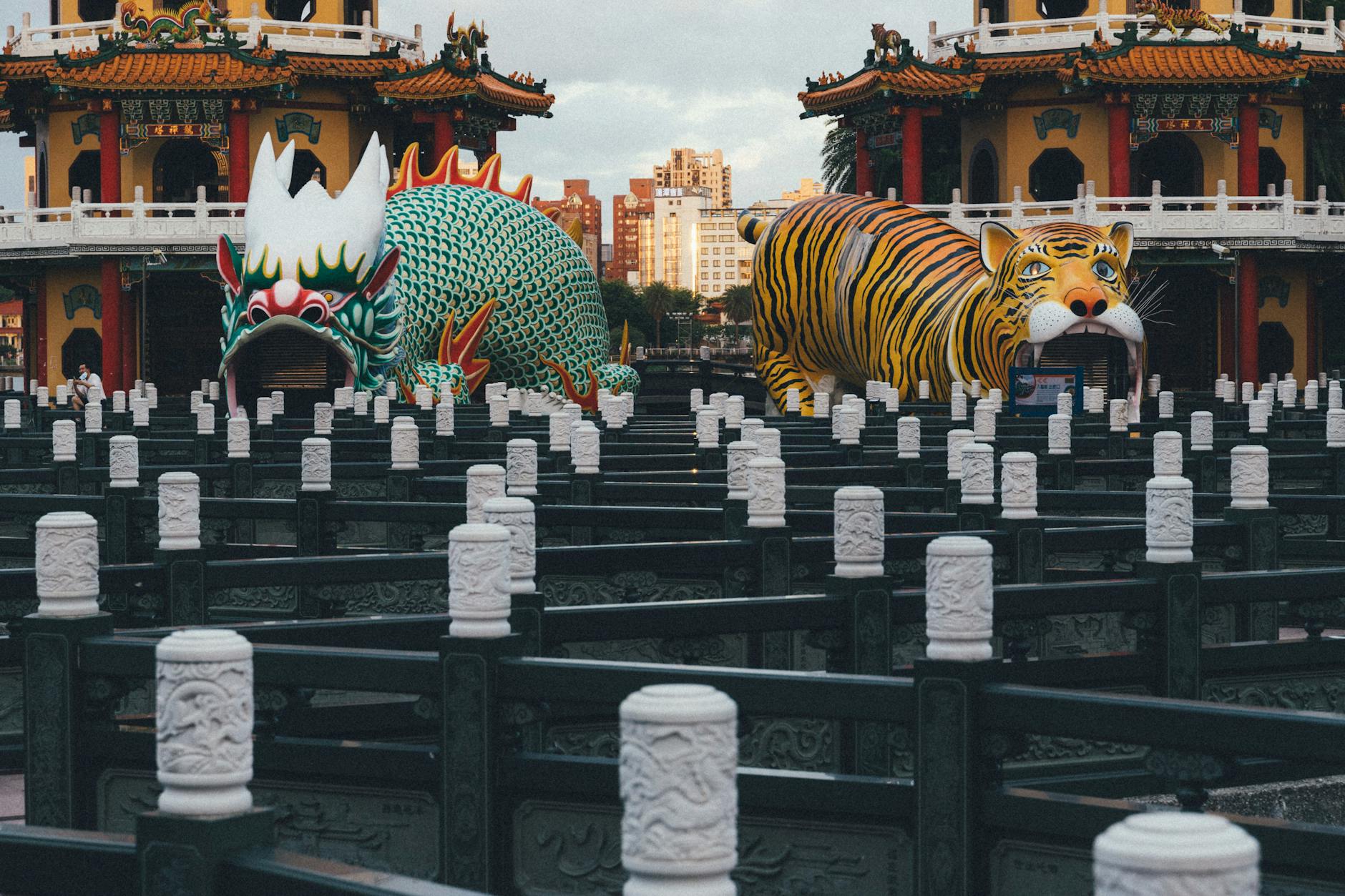 Lotus Pond pagodas and repeat Kaohsiung food-and-sightseeing planning context.