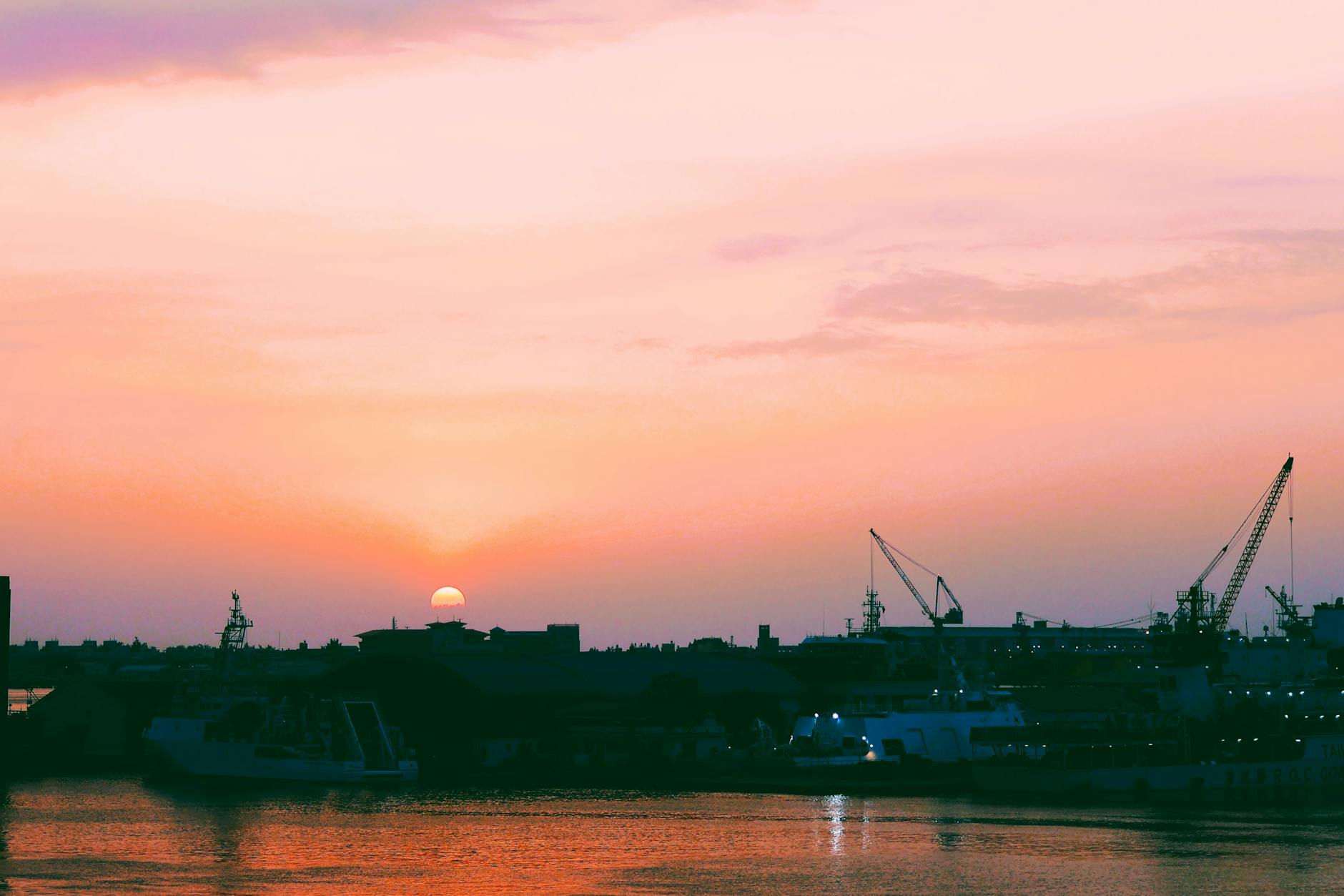 Taiwan harbor sunset and solo distance-planning context.