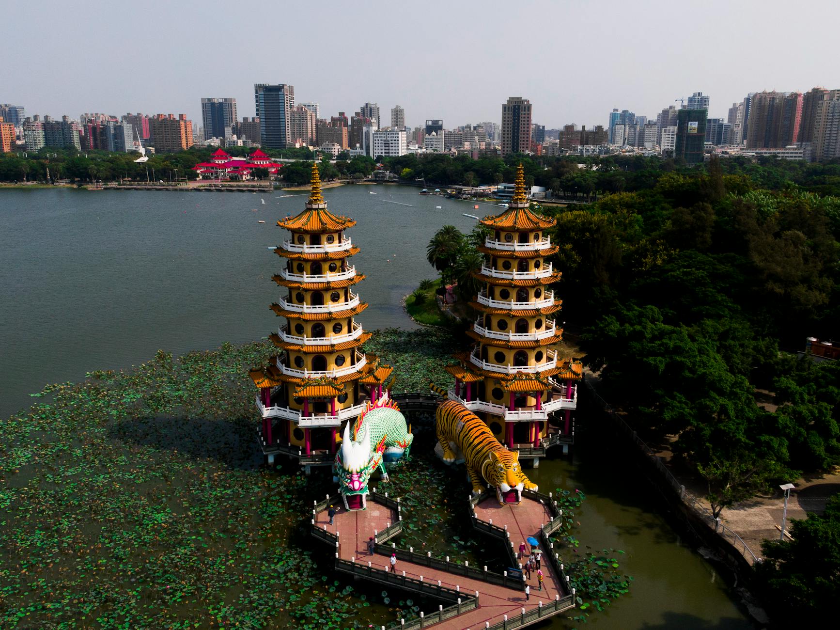 Lotus Pond pagodas and Kaohsiung student heat-aware sightseeing context.
