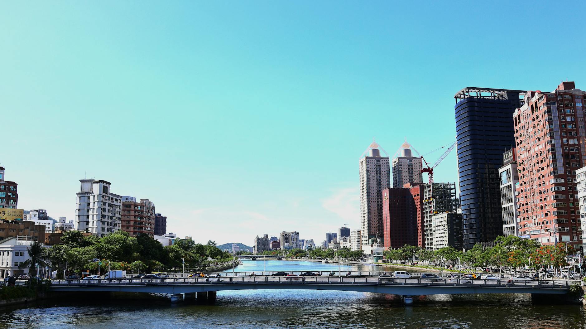 Kaohsiung skyline and food-hydration route planning context.