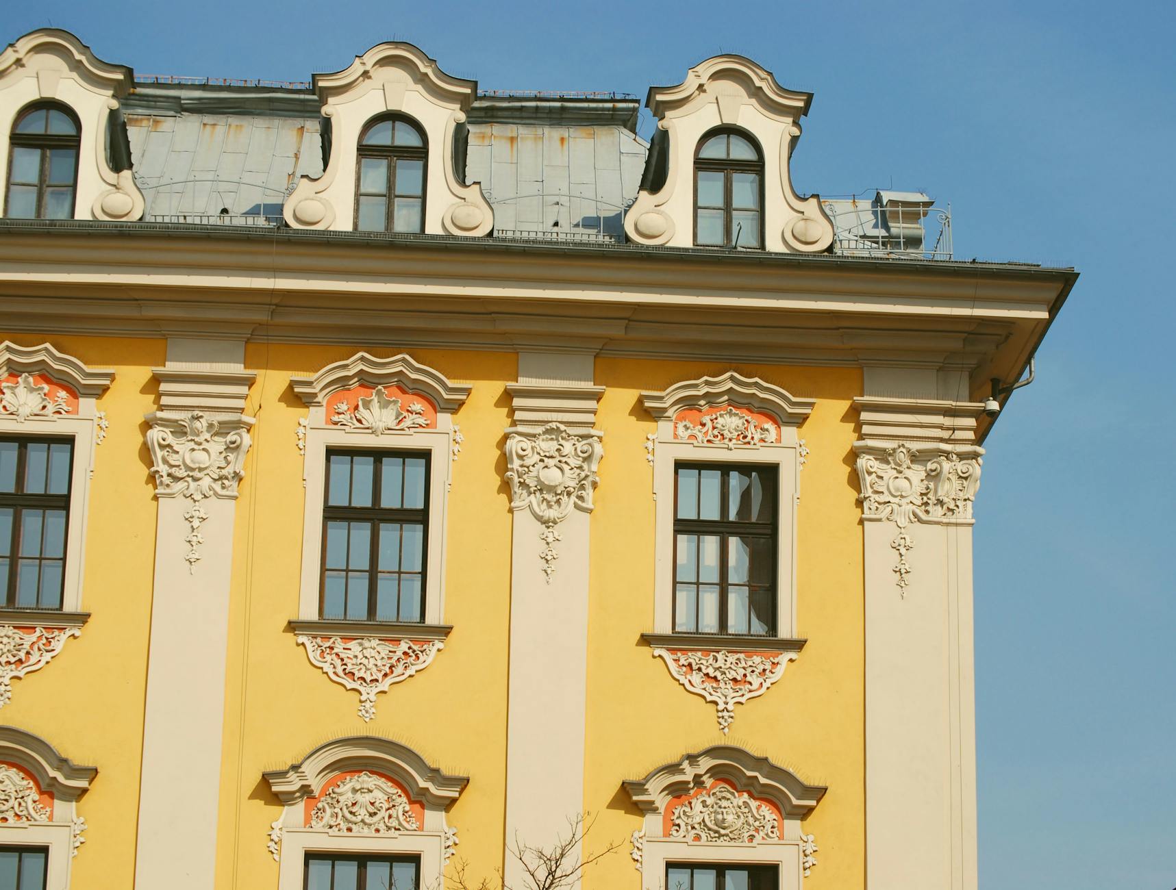 Krakow Old Town surfaces for older traveler walking planning.