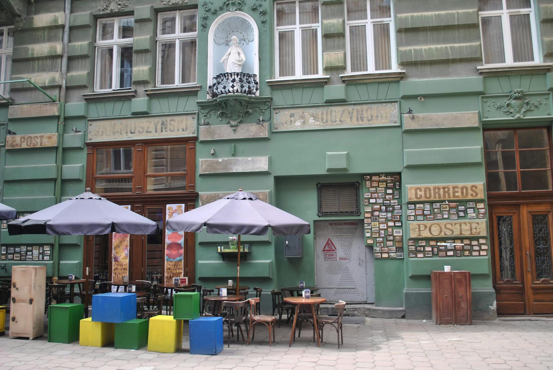 Krakow Kazimierz and cafe setting for solo traveler meal planning.
