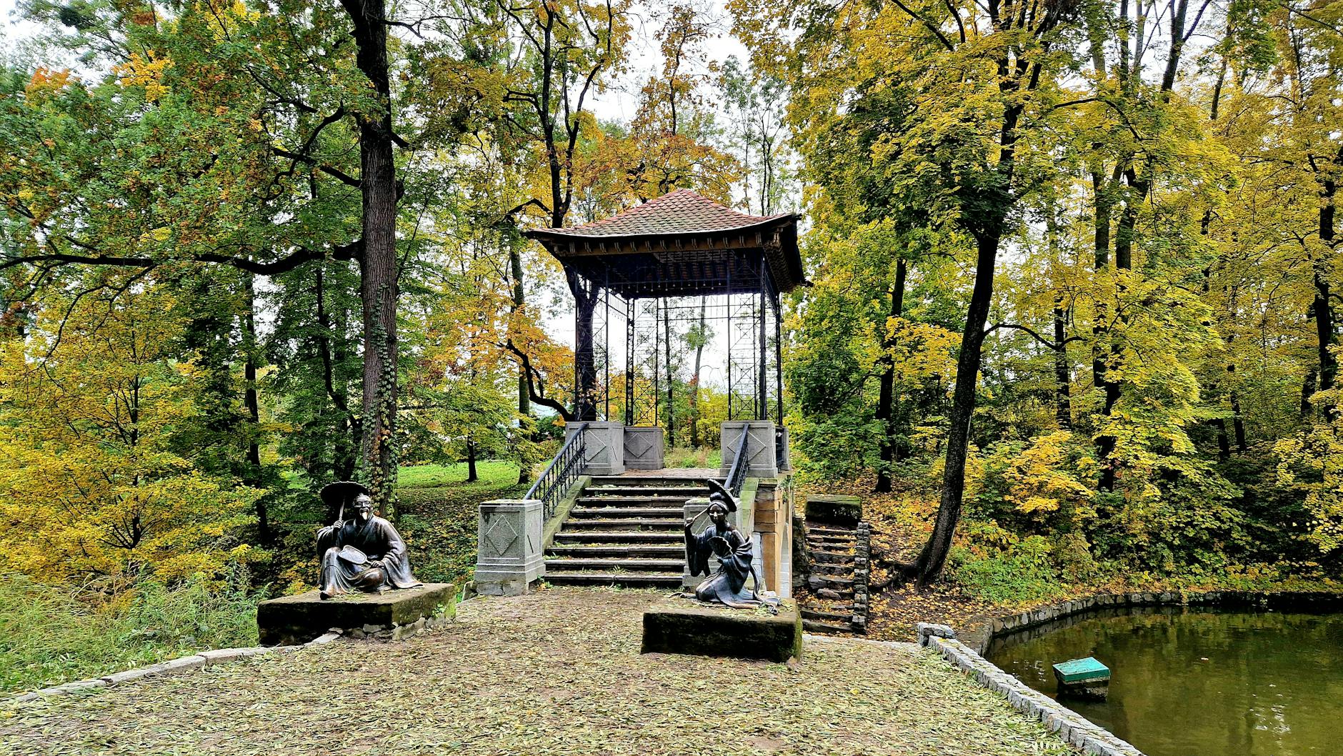 Krakow park and quiet rest area for medical-constraints day planning.
