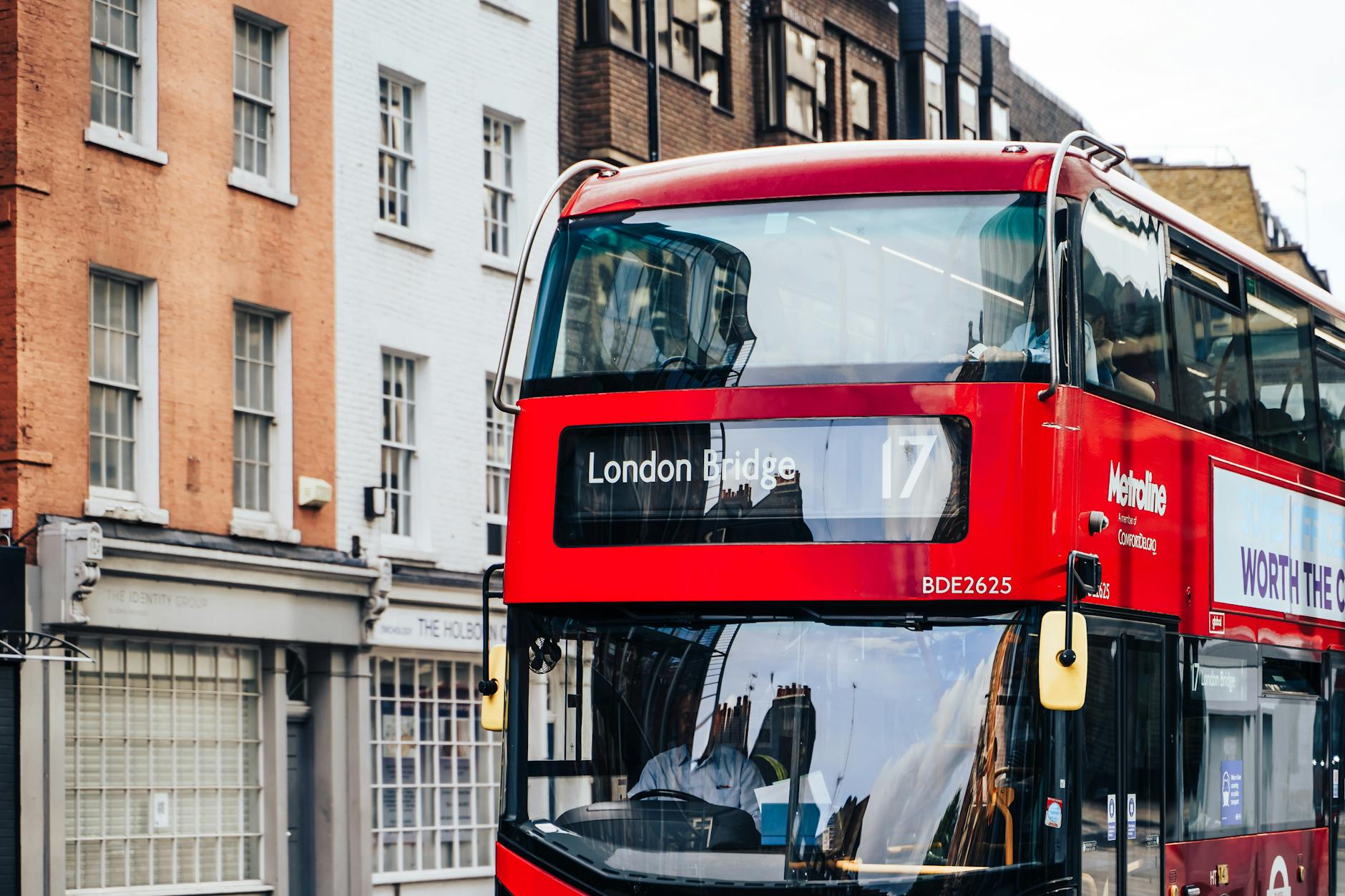London route 17 bus near London Bridge for low-cost movement planning