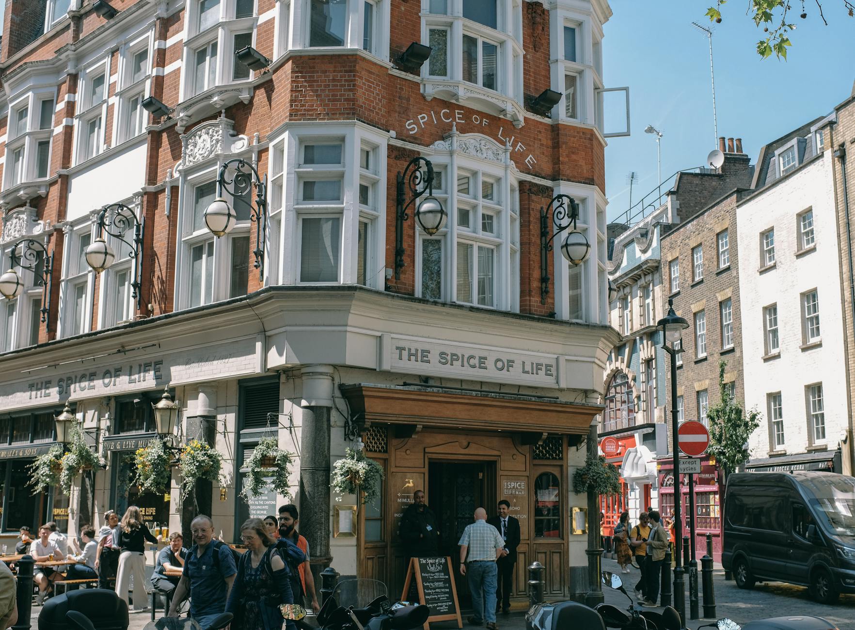 Soho street and pub scene suited to independent dining plans