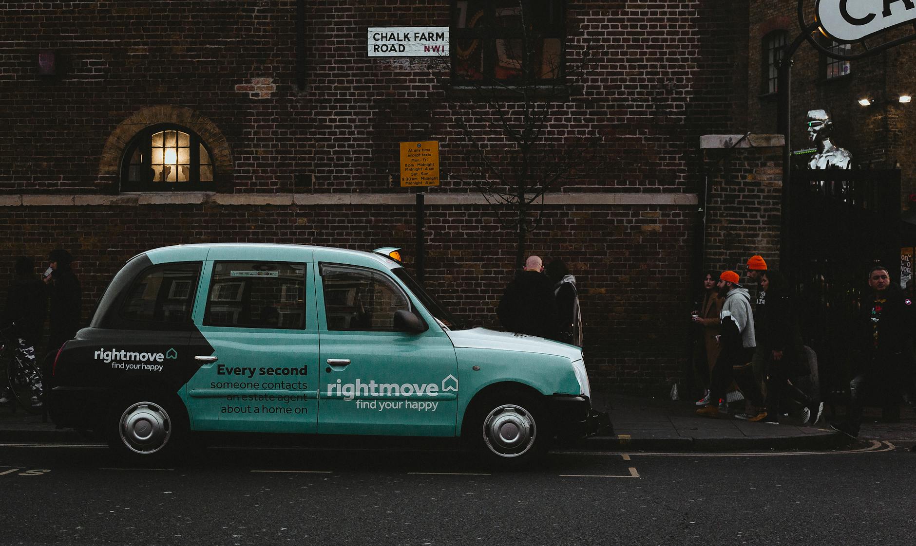 London taxi and street context for low-friction hotel movement